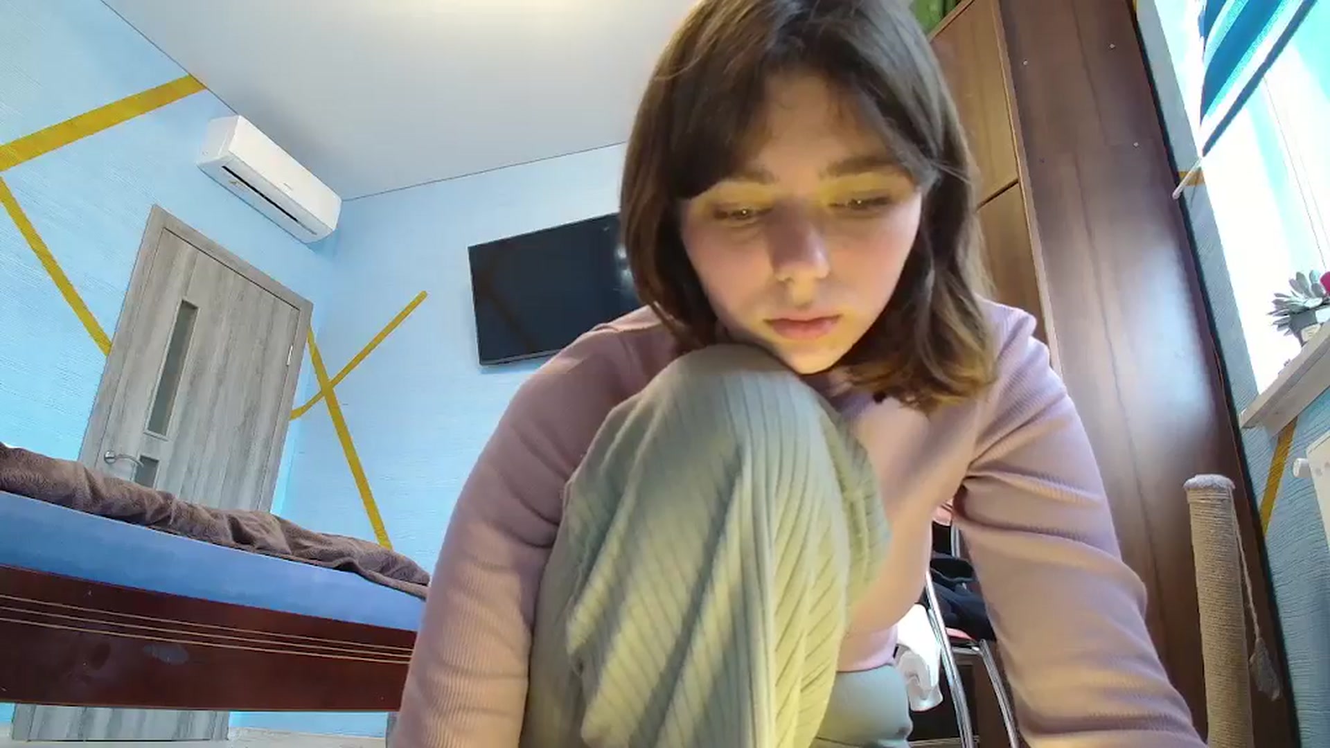 Gallery image thumbnail from Hot_Weells's myfreecams stream on, 10/04/2025, 11:18 image 19 of 20