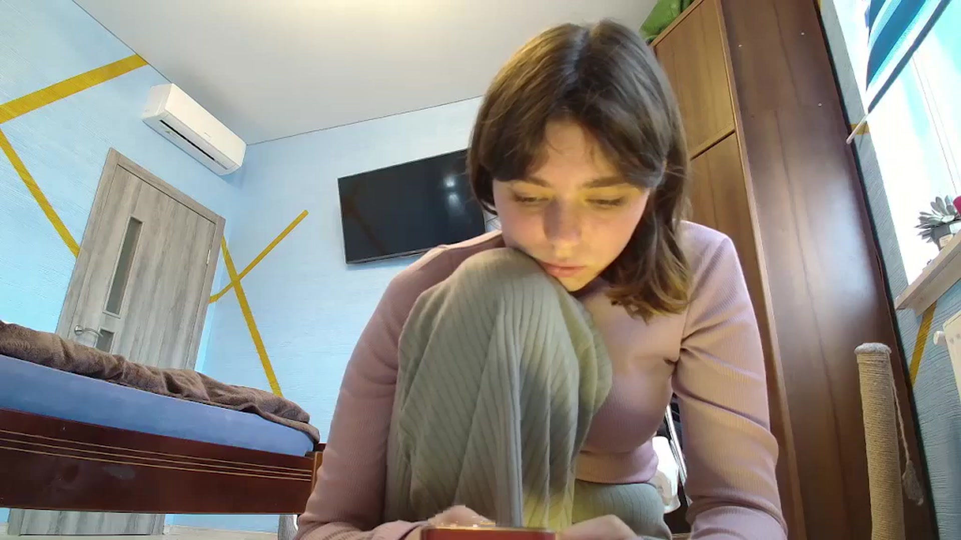 Gallery image thumbnail from Hot_Weells's myfreecams stream on, 10/04/2025, 11:18 image 16 of 20