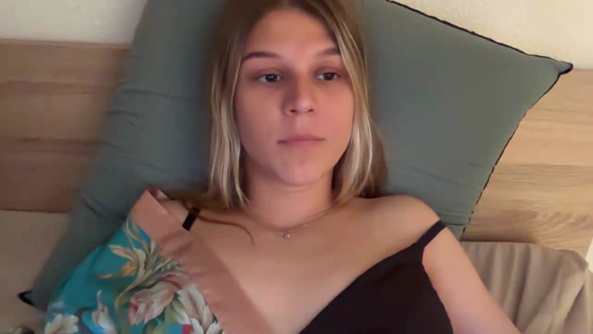 Gallery image thumbnail from Hot_kitty19's myfreecams stream on, 08/26/2026, 18:59 image 15 of 20