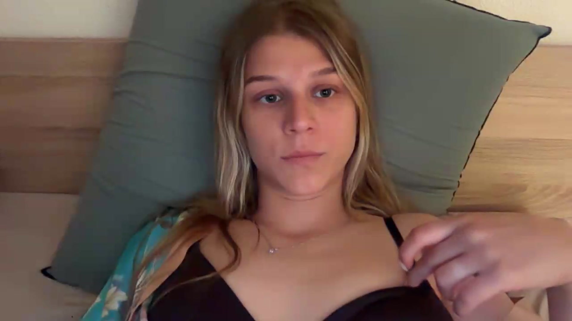 Gallery image thumbnail from Hot_kitty19's myfreecams stream on, 08/26/2026, 18:59 image 4 of 20