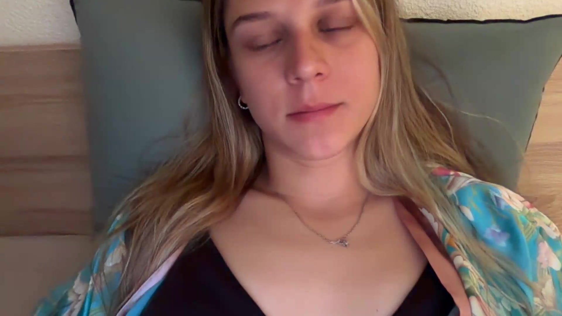 Gallery image thumbnail from Hot_kitty19's myfreecams stream on, 08/26/2026, 20:35 image 20 of 20