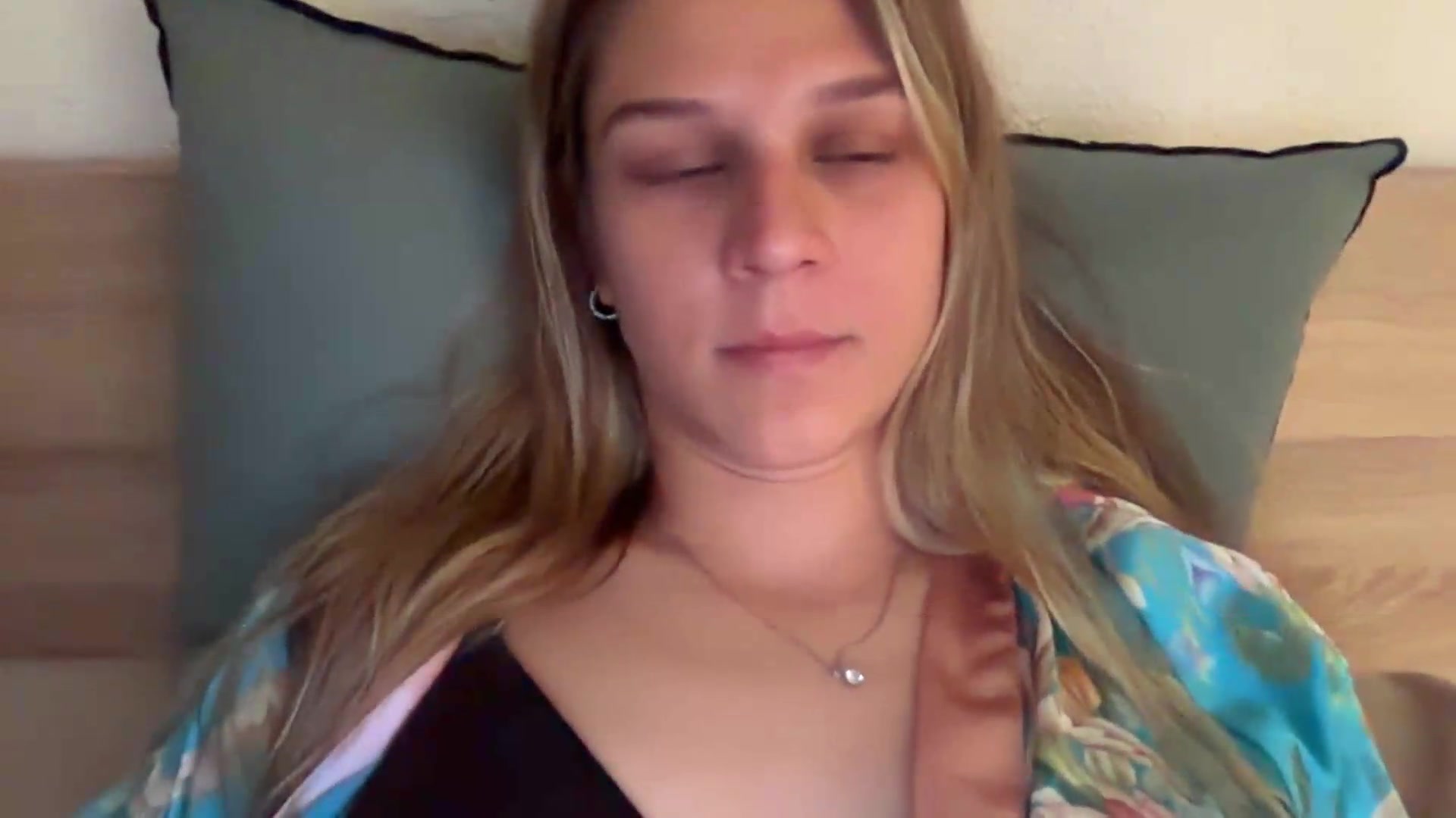 Gallery image thumbnail from Hot_kitty19's myfreecams stream on, 08/26/2026, 20:35 image 17 of 20