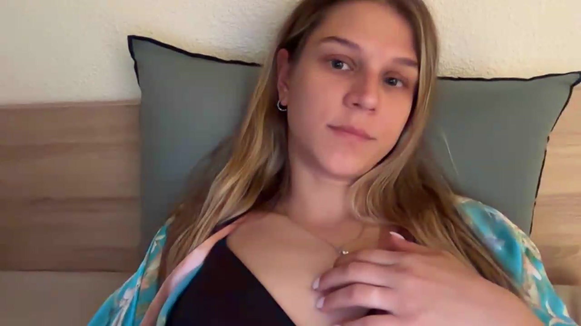 Gallery image thumbnail from Hot_kitty19's myfreecams stream on, 08/26/2026, 20:35 image 9 of 20