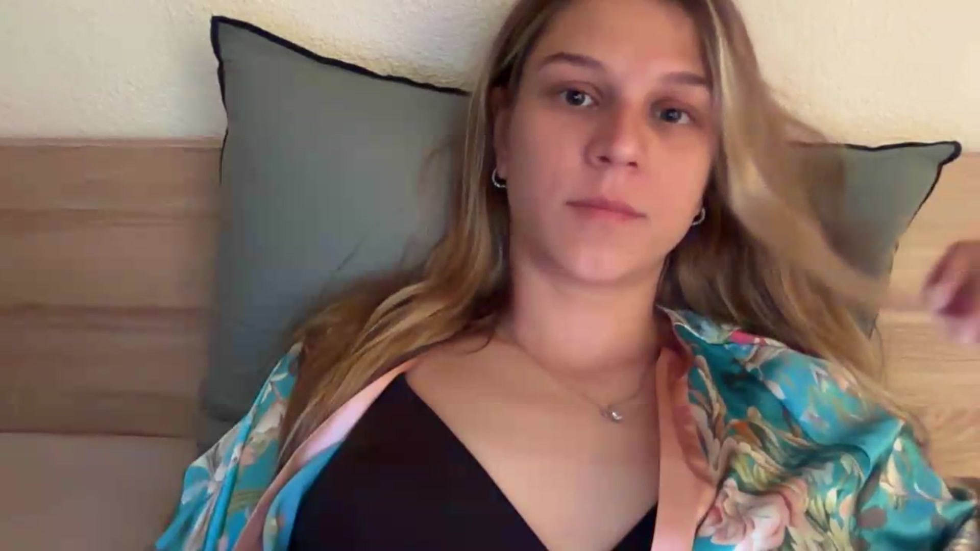 Gallery image thumbnail from Hot_kitty19's myfreecams stream on, 08/26/2026, 20:35 image 13 of 20