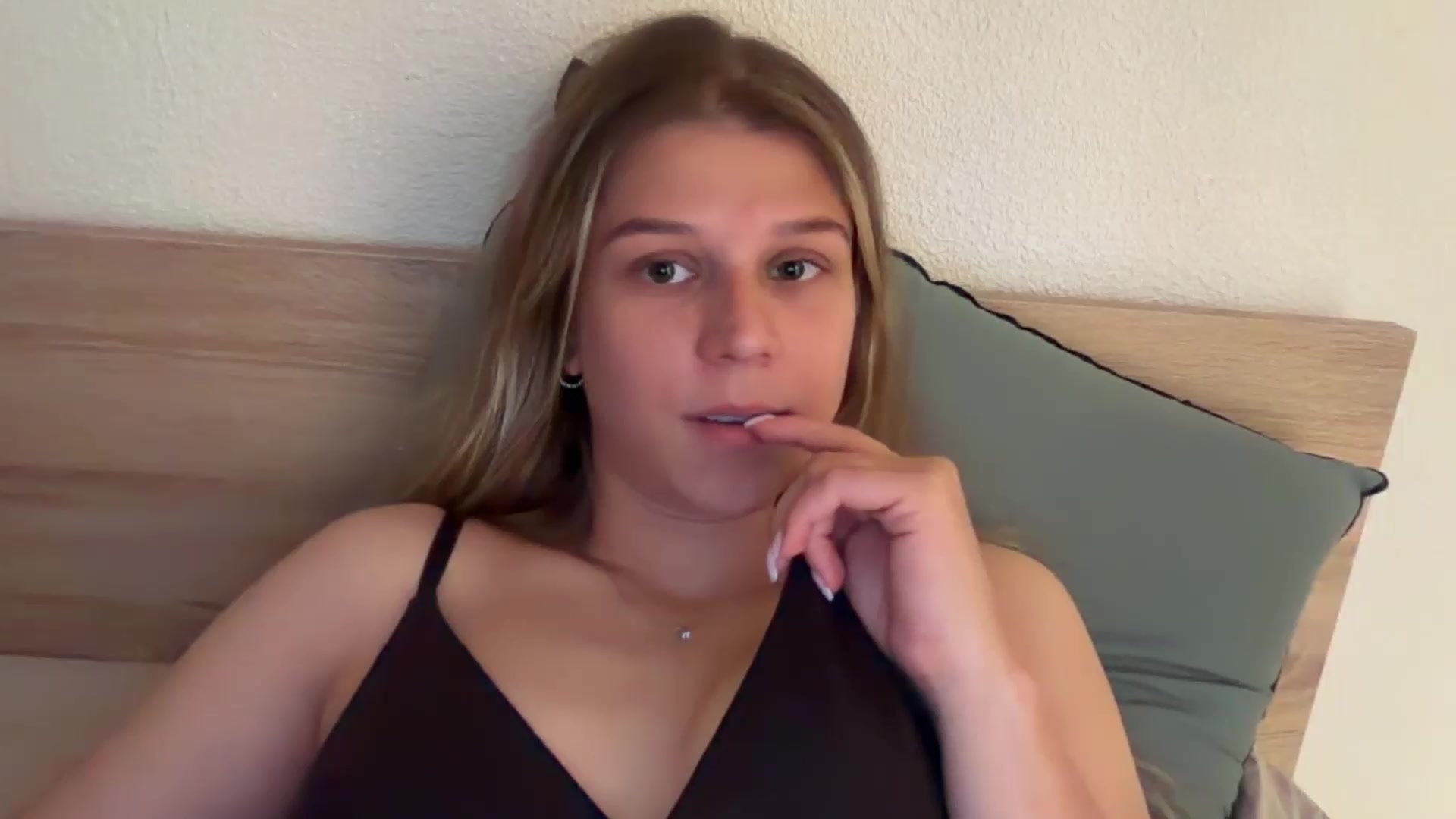 Gallery image thumbnail from Hot_kitty19's myfreecams stream on, 08/30/2026, 18:39 image 16 of 20