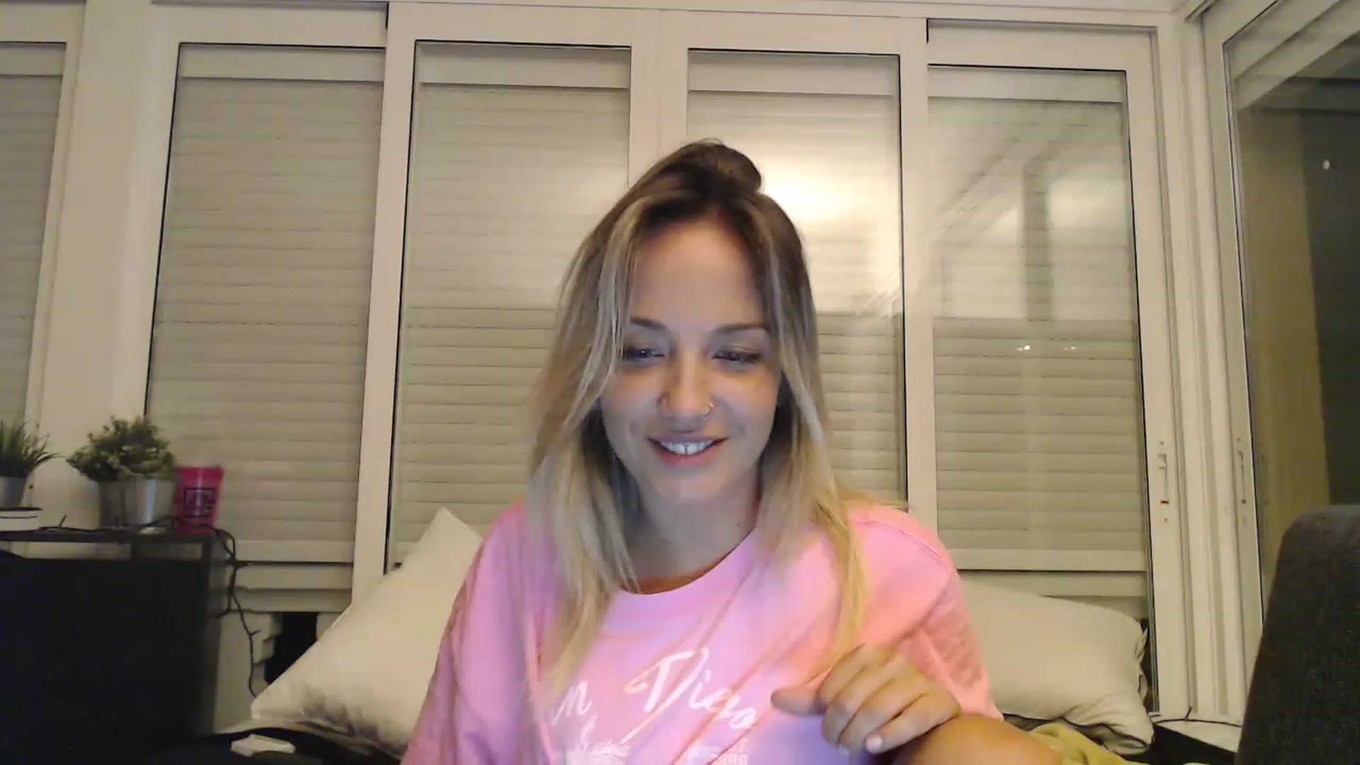 Gallery image thumbnail from Hotangelalli's myfreecams stream on, 11/26/2022, 23:51 image 17 of 20