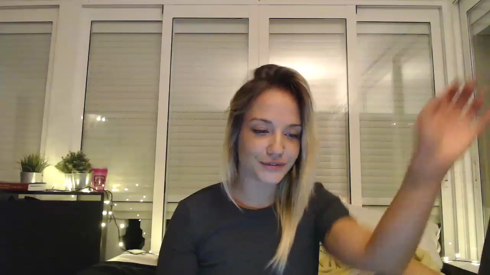 Gallery image thumbnail from Hotangelalli's myfreecams stream on, 11/27/2022, 01:34 image 18 of 20