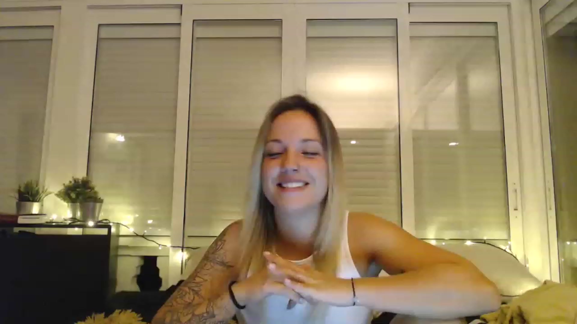 Gallery image thumbnail from Hotangelalli's myfreecams stream on, 11/28/2022, 01:08 image 3 of 20