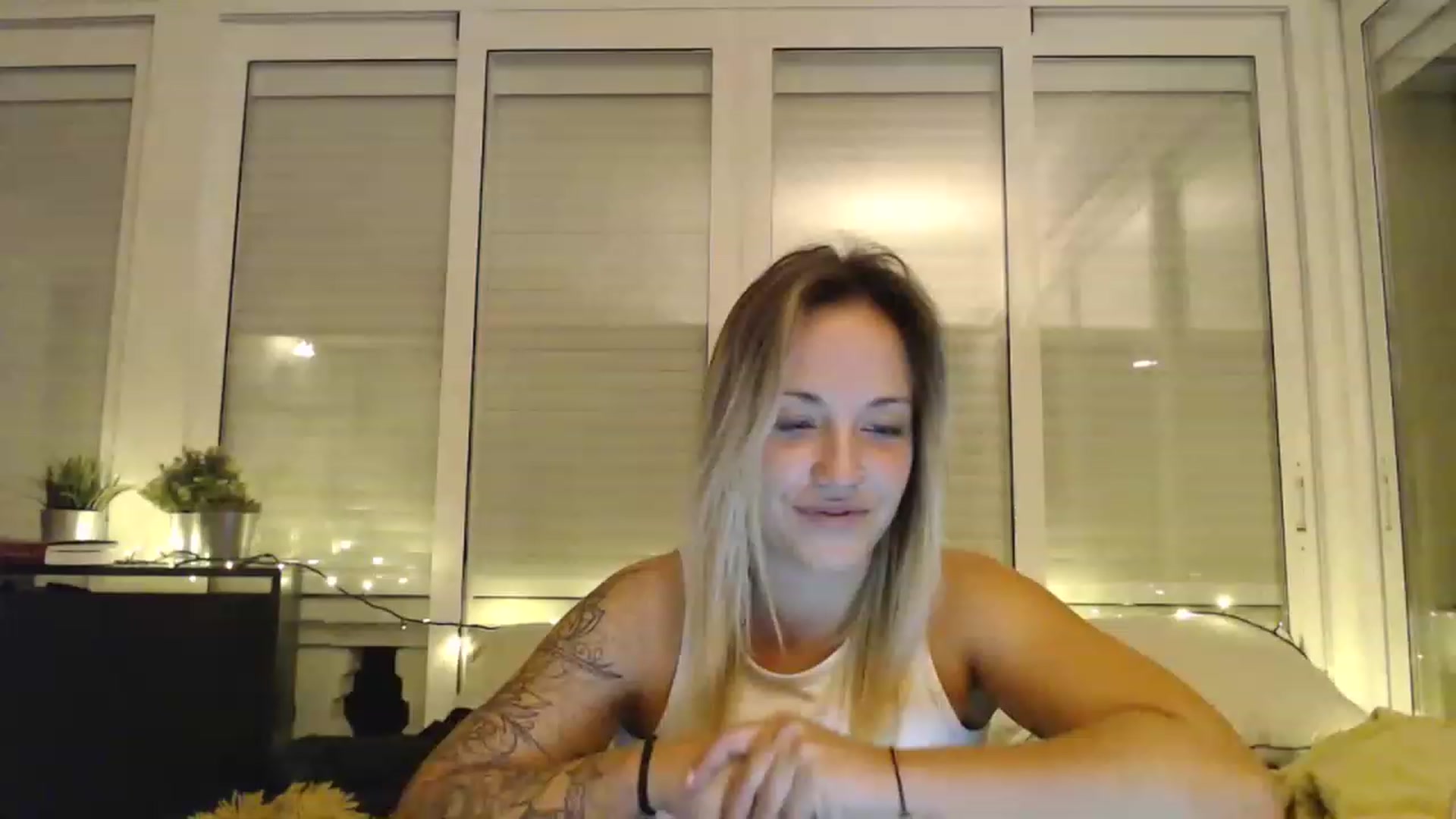 Gallery image thumbnail from Hotangelalli's myfreecams stream on, 11/28/2022, 01:08 image 16 of 20