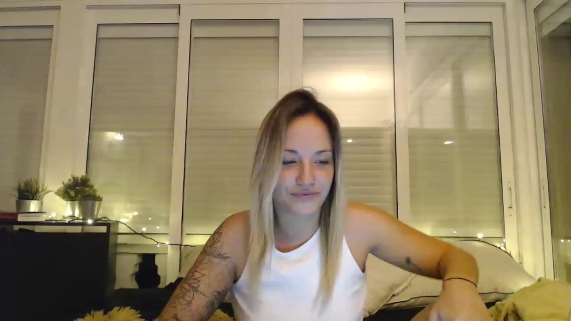 Gallery image thumbnail from Hotangelalli's myfreecams stream on, 11/28/2022, 01:08 image 6 of 20
