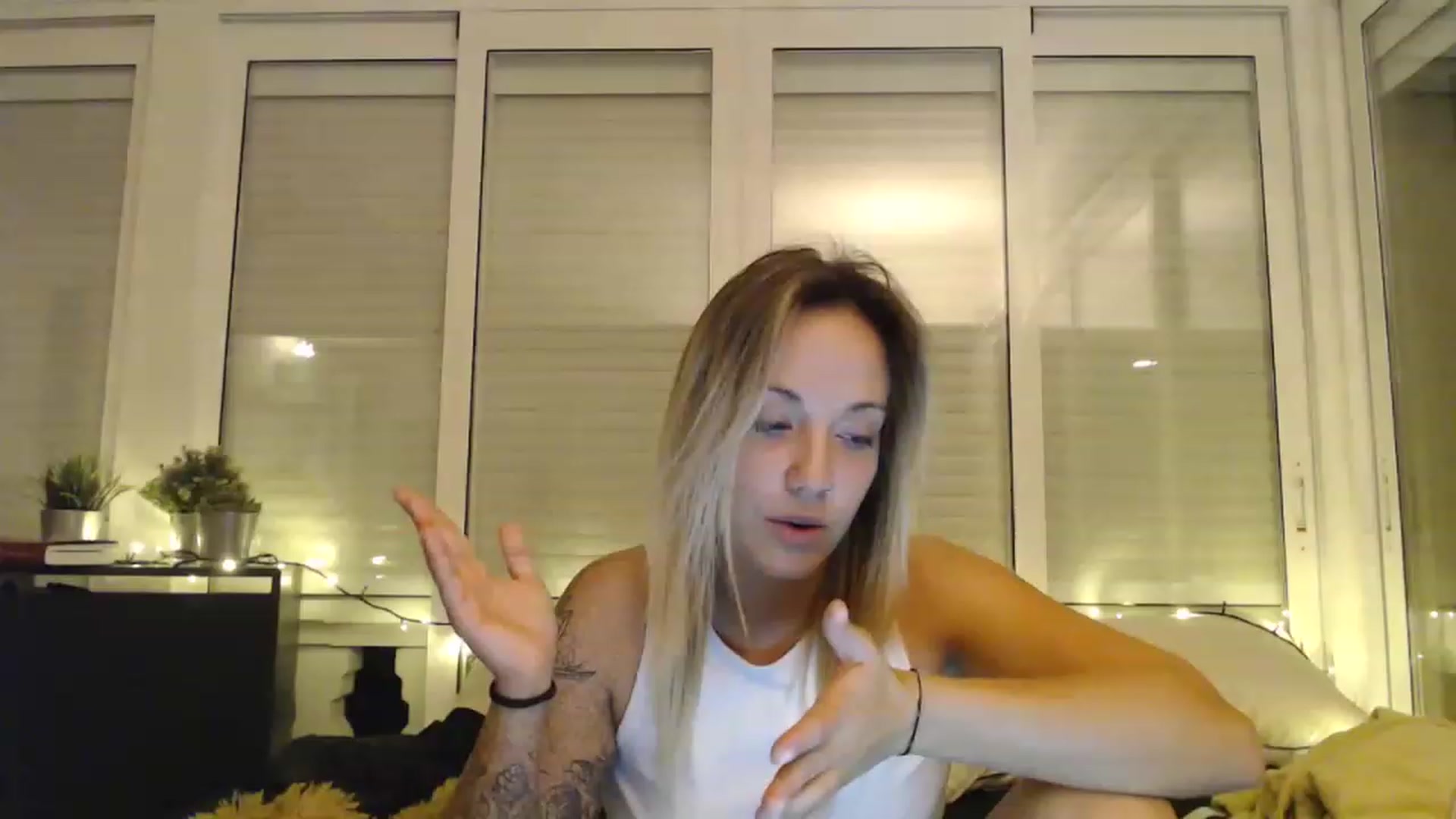 Gallery image thumbnail from Hotangelalli's myfreecams stream on, 11/28/2022, 01:08 image 15 of 20