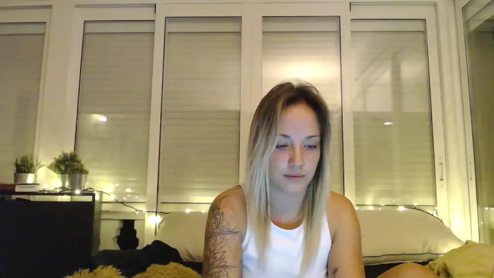 Gallery image thumbnail from Hotangelalli's myfreecams stream on, 11/28/2022, 01:08 image 17 of 20