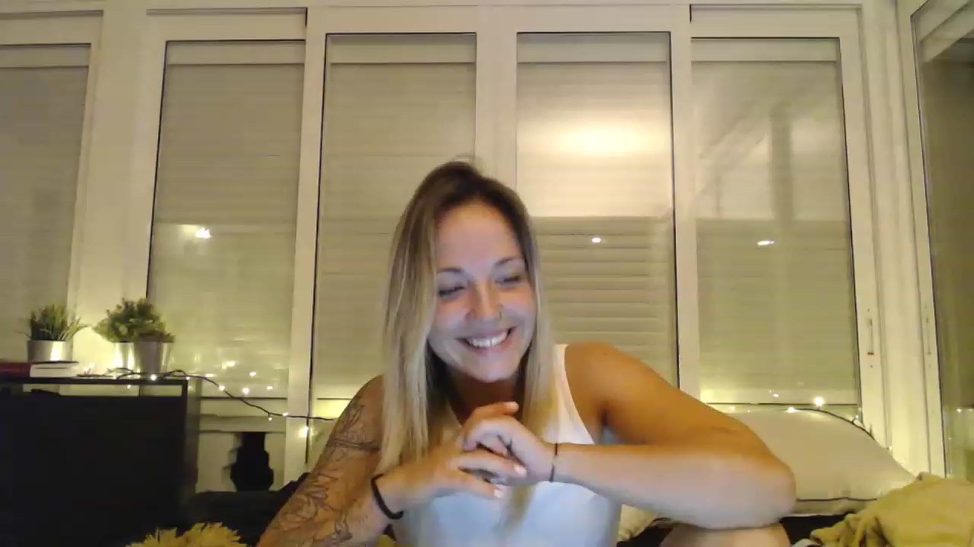 Gallery image thumbnail from Hotangelalli's myfreecams stream on, 11/28/2022, 01:08 image 5 of 20