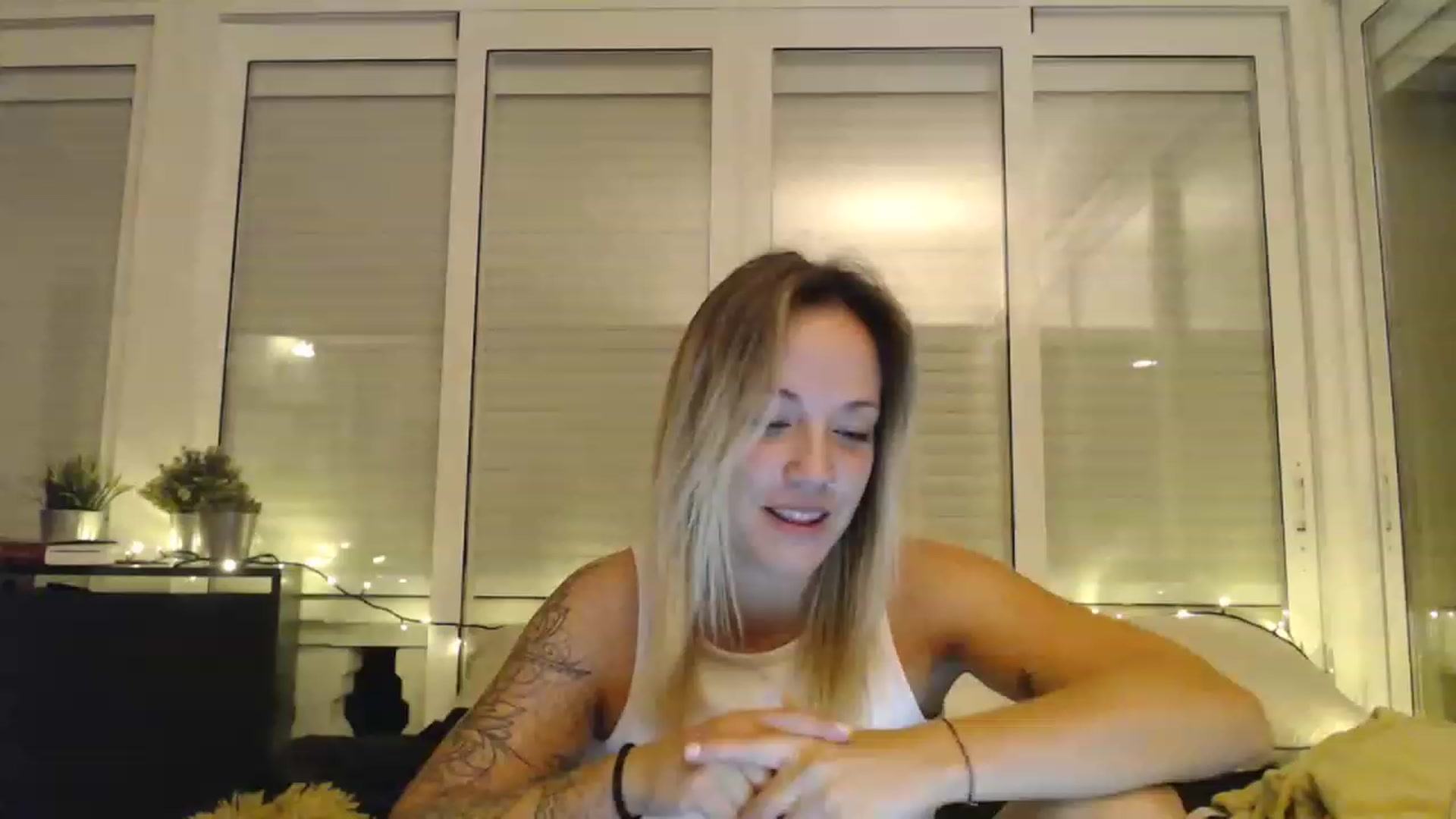 Gallery image thumbnail from Hotangelalli's myfreecams stream on, 11/28/2022, 01:08 image 18 of 20