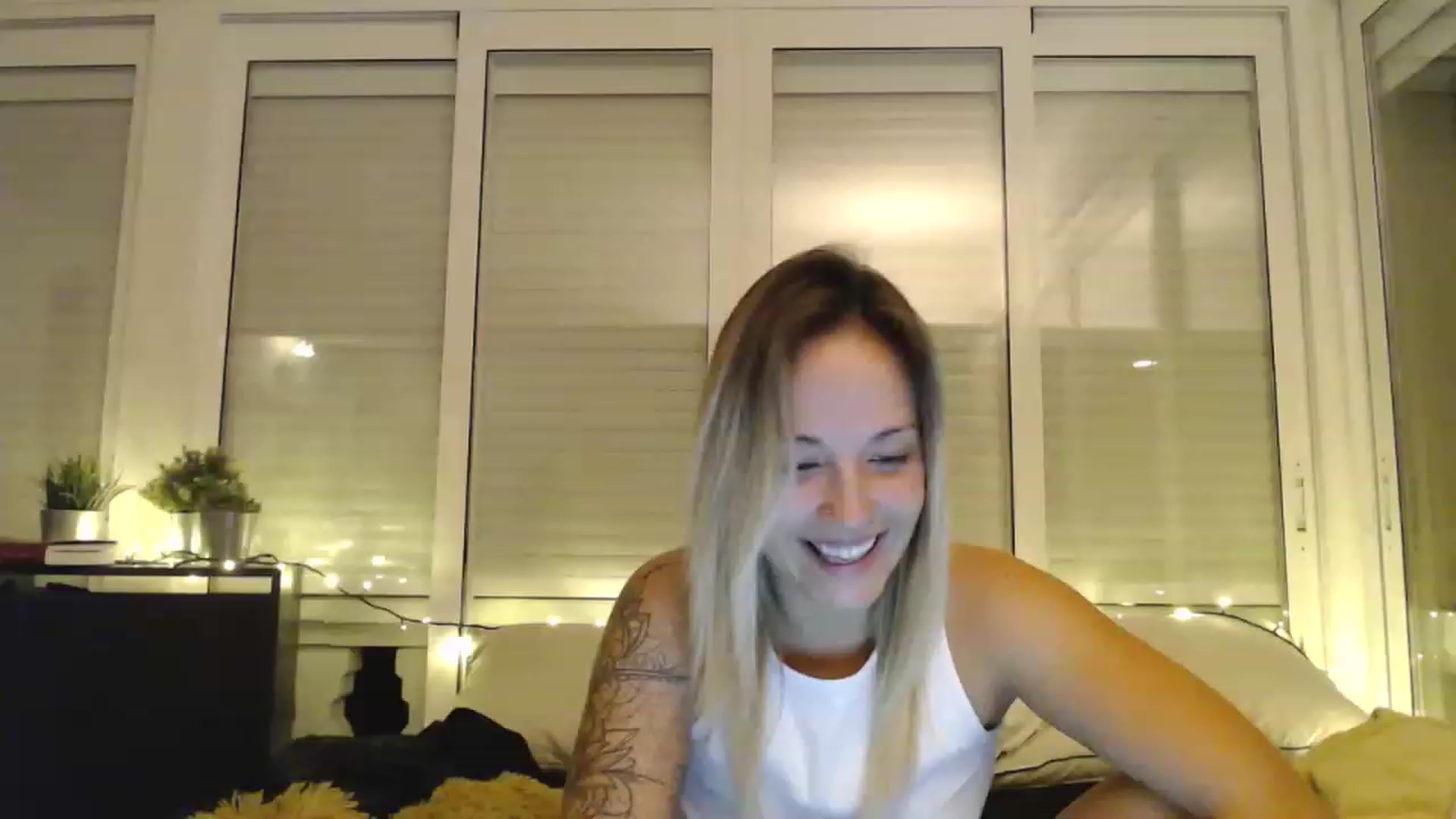 Gallery image thumbnail from Hotangelalli's myfreecams stream on, 11/28/2022, 01:08 image 1 of 20