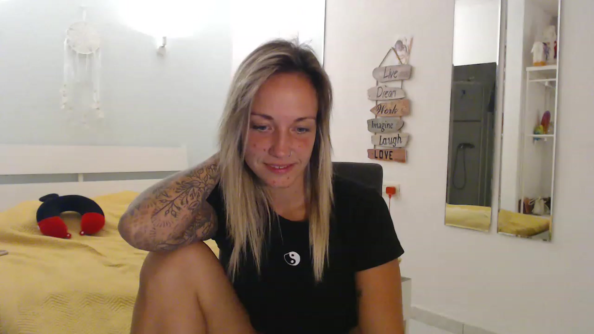 Gallery image thumbnail from Hotangelalli's myfreecams stream on, 08/18/2023, 24:37 image 12 of 20