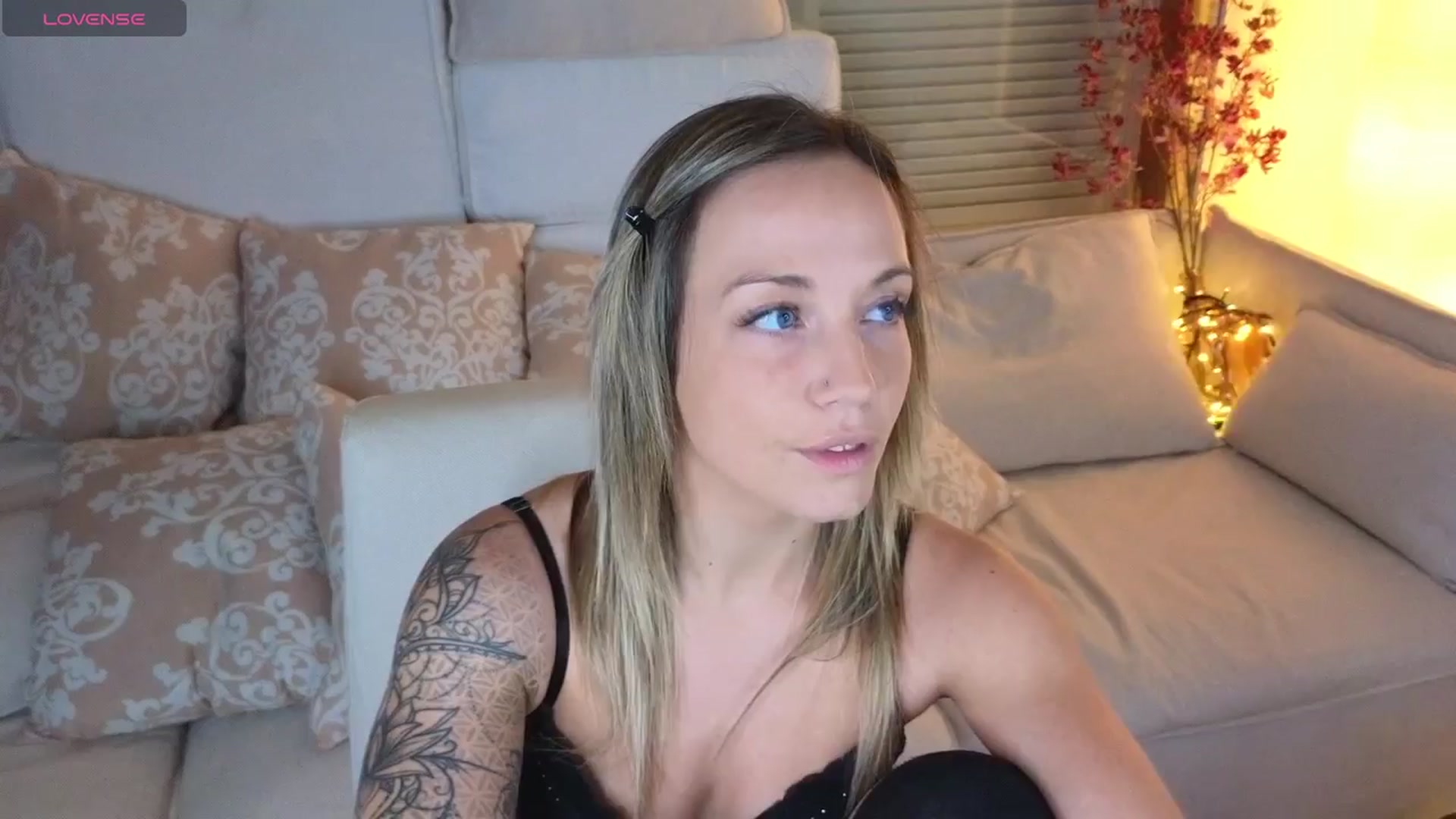 Gallery image thumbnail from Hotangelalli's myfreecams stream on, 03/21/2024, 23:35 image 15 of 20