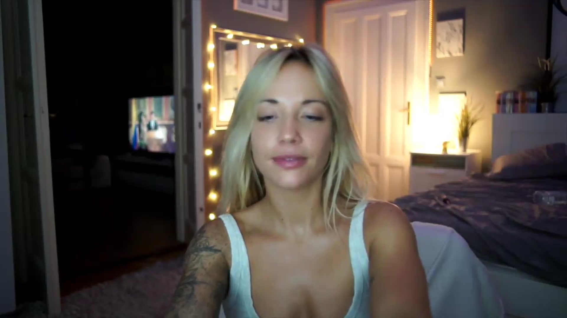 Gallery image thumbnail from Hotangelalli's myfreecams stream on, 08/06/2026, 01:08 image 12 of 20