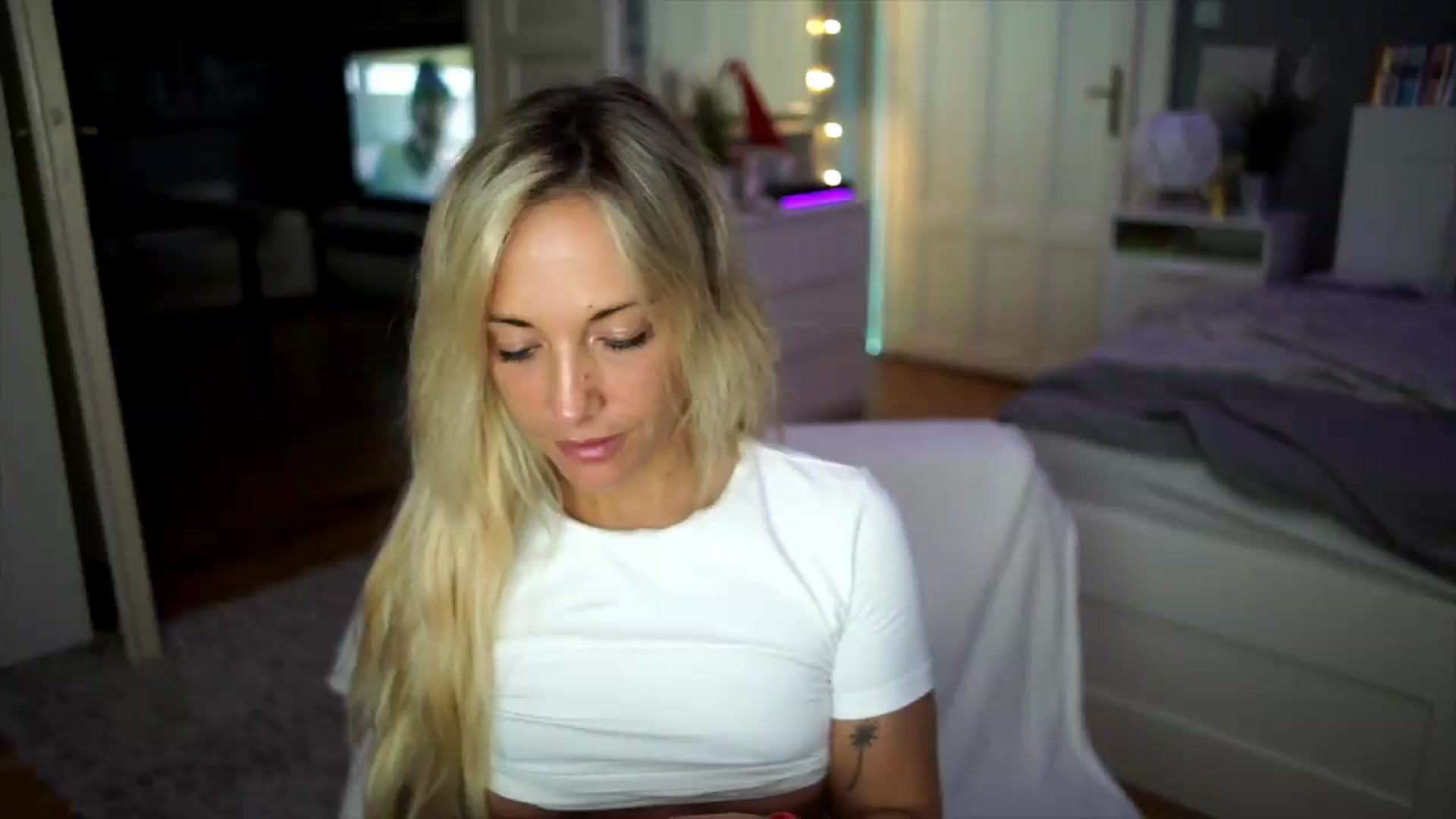 Gallery image thumbnail from Hotangelalli's myfreecams stream on, 08/08/2026, 01:01 image 15 of 20