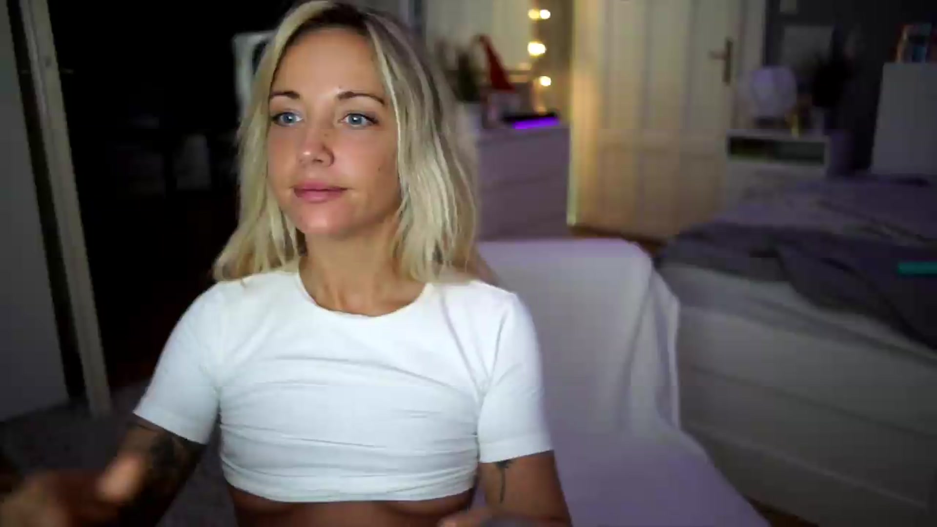 Gallery image thumbnail from Hotangelalli's myfreecams stream on, 08/08/2026, 01:01 image 11 of 20