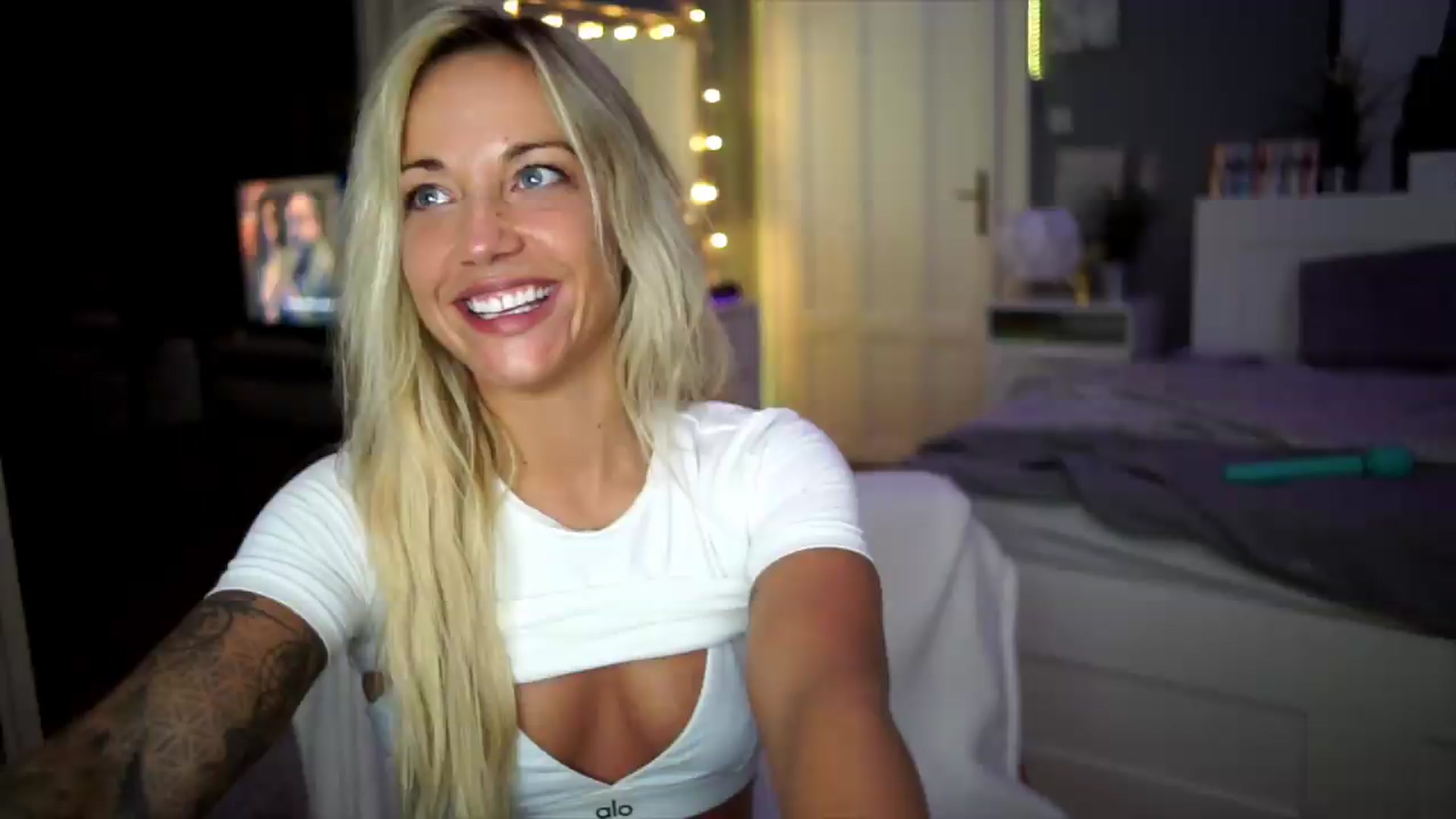 Gallery image thumbnail from Hotangelalli's myfreecams stream on, 08/08/2026, 01:01 image 3 of 20