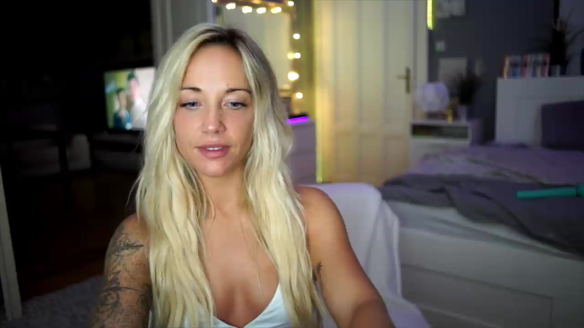 Gallery image thumbnail from Hotangelalli's myfreecams stream on, 08/08/2026, 01:01 image 4 of 20