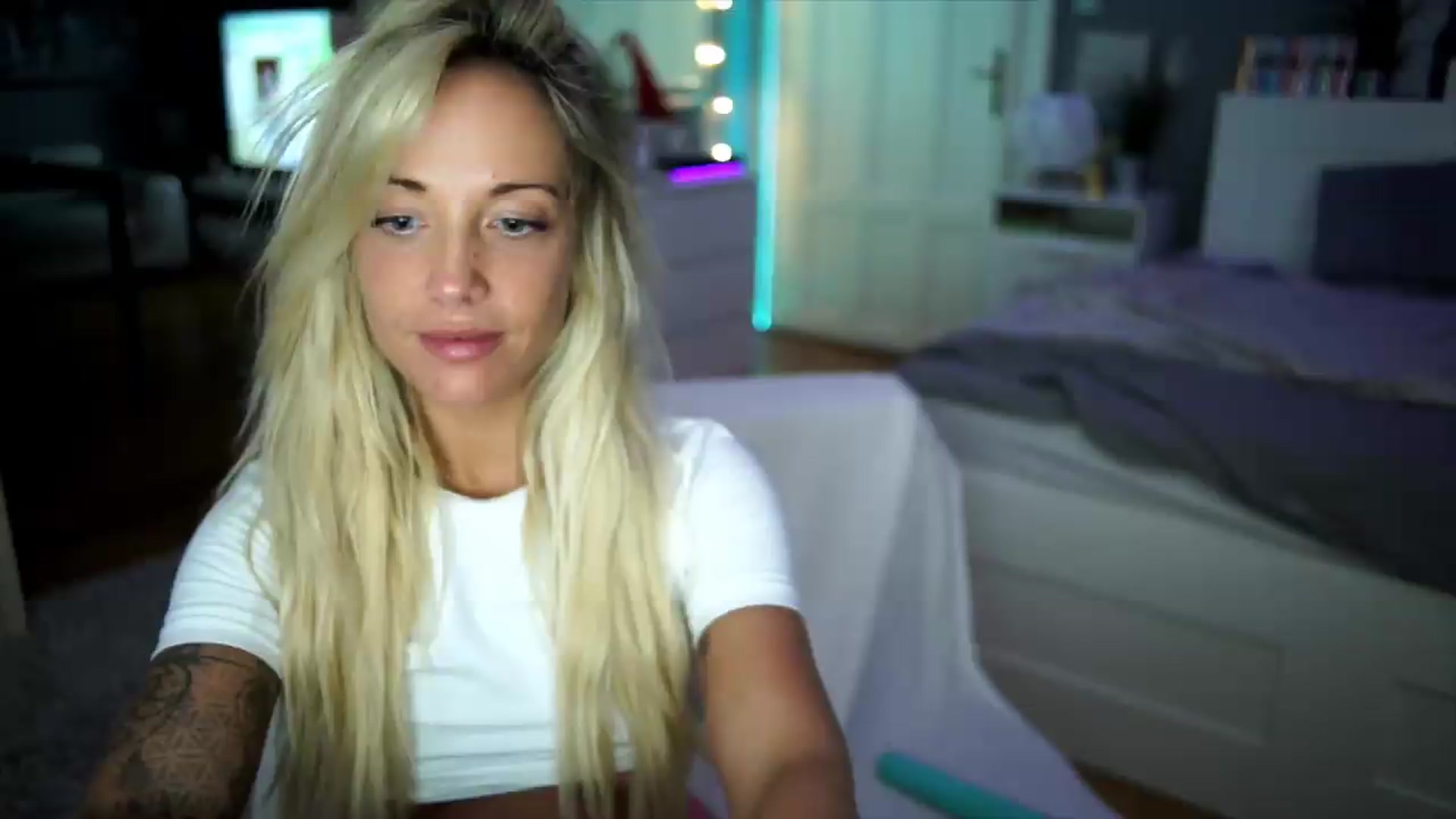 Gallery image thumbnail from Hotangelalli's myfreecams stream on, 08/08/2026, 01:01 image 19 of 20