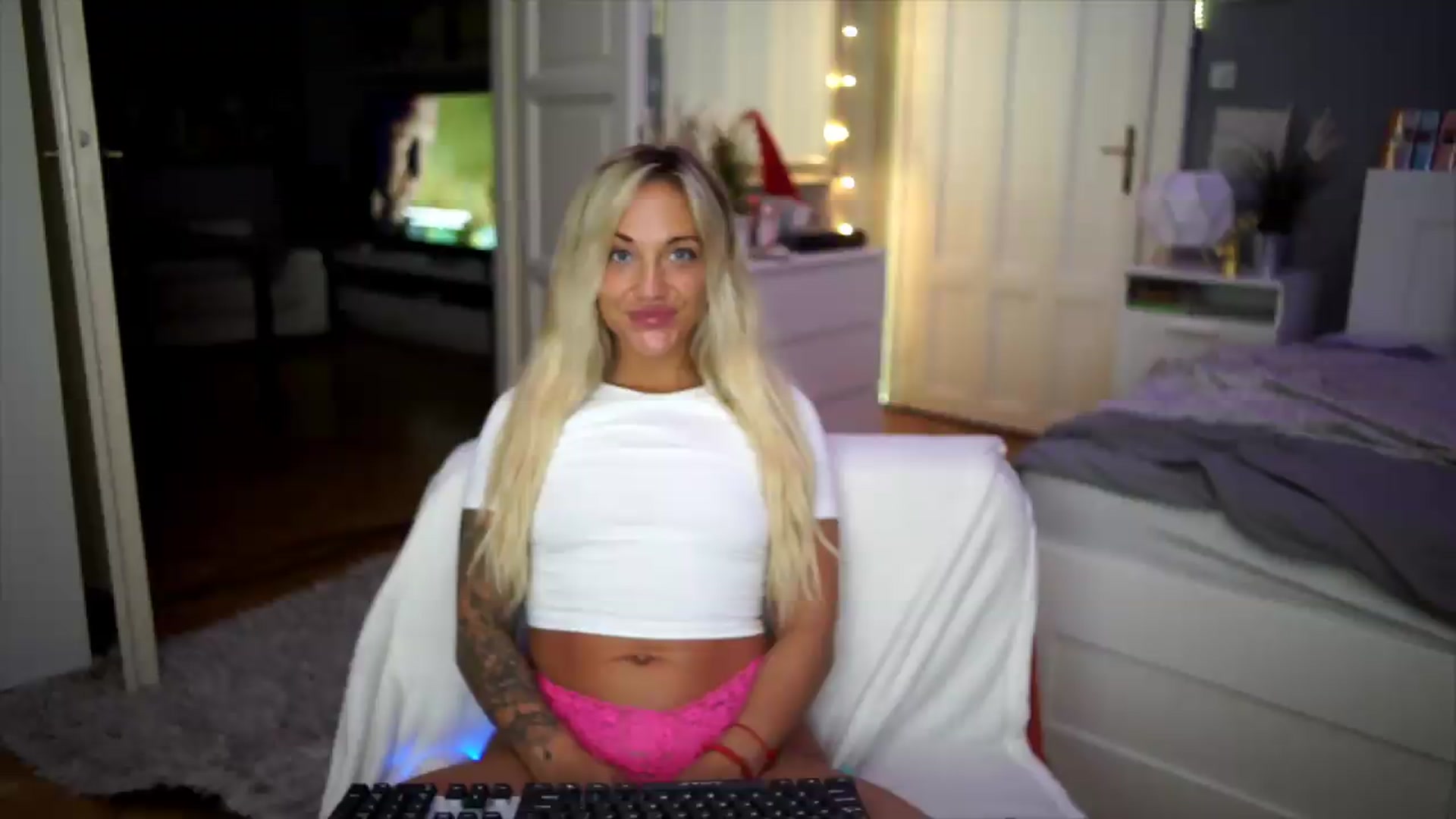 Gallery image thumbnail from Hotangelalli's myfreecams stream on, 08/08/2026, 01:44 image 11 of 20