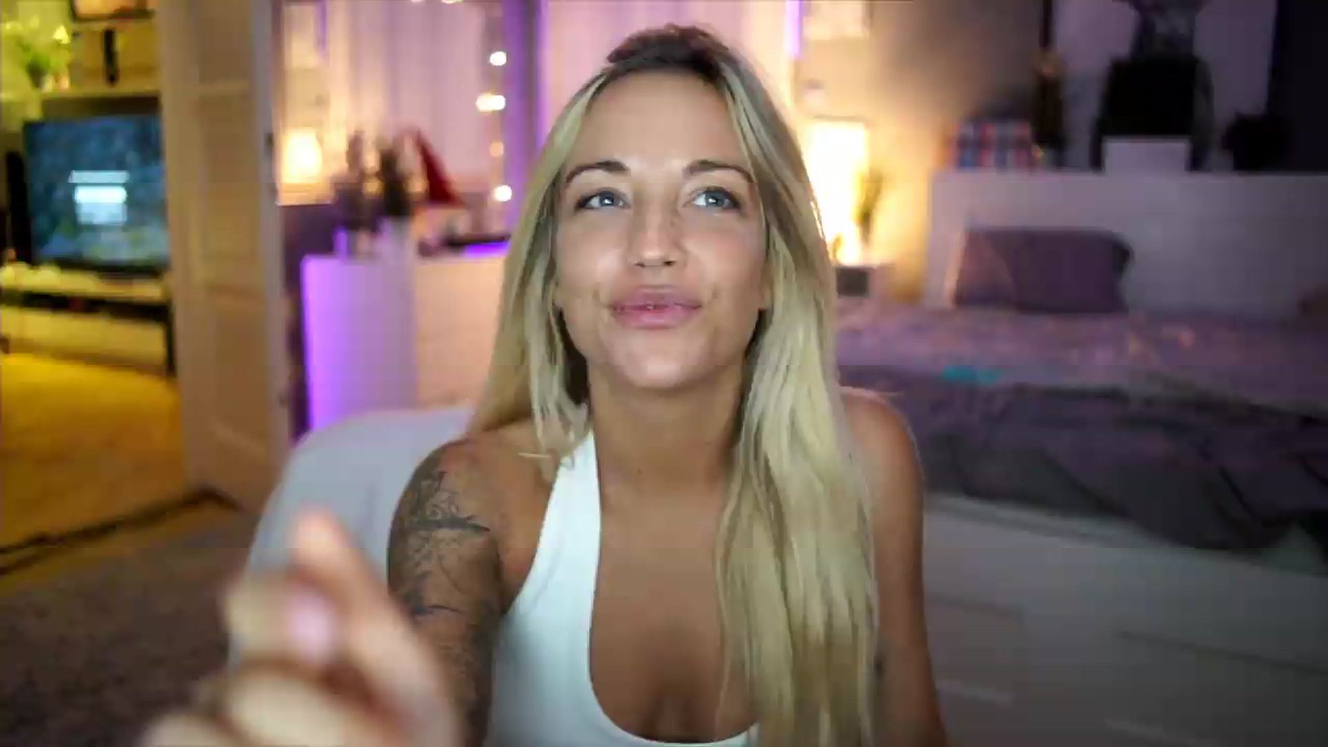 Gallery image thumbnail from Hotangelalli's myfreecams stream on, 08/10/2026, 24:52 image 6 of 20