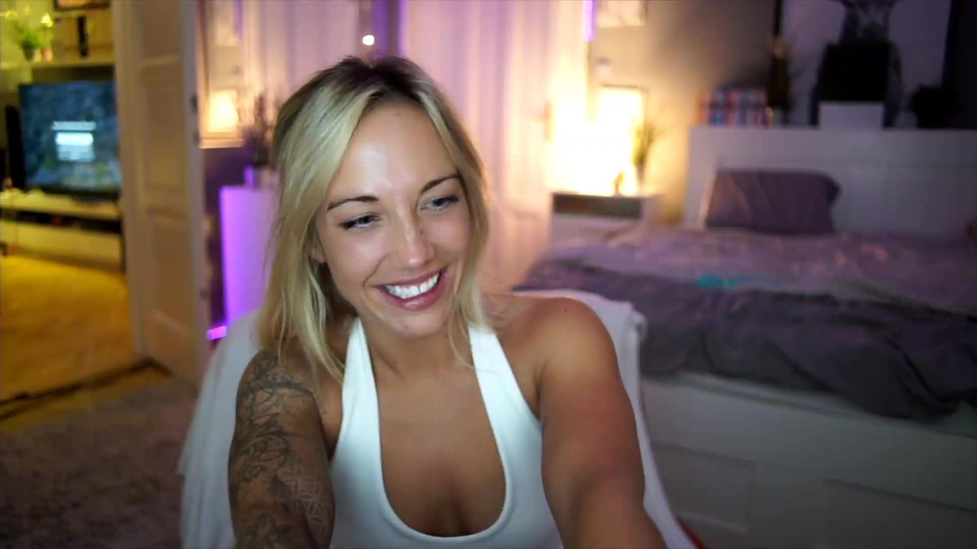 Gallery image thumbnail from Hotangelalli's myfreecams stream on, 08/10/2026, 24:52 image 18 of 20