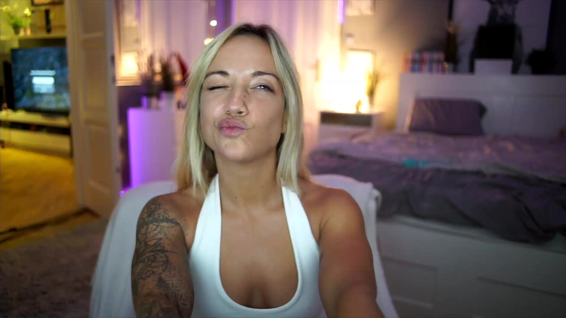 Gallery image thumbnail from Hotangelalli's myfreecams stream on, 08/10/2026, 24:52 image 19 of 20
