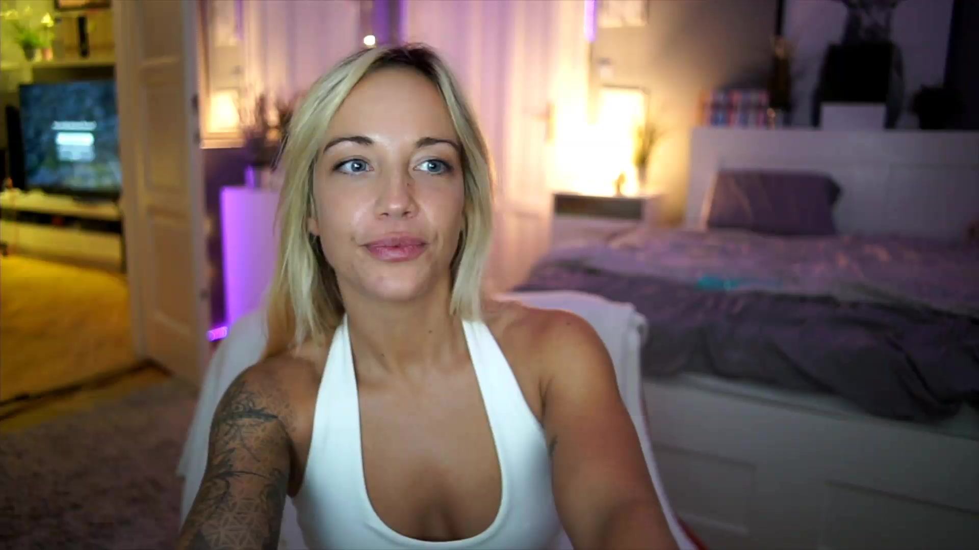 Gallery image thumbnail from Hotangelalli's myfreecams stream on, 08/10/2026, 24:52 image 16 of 20