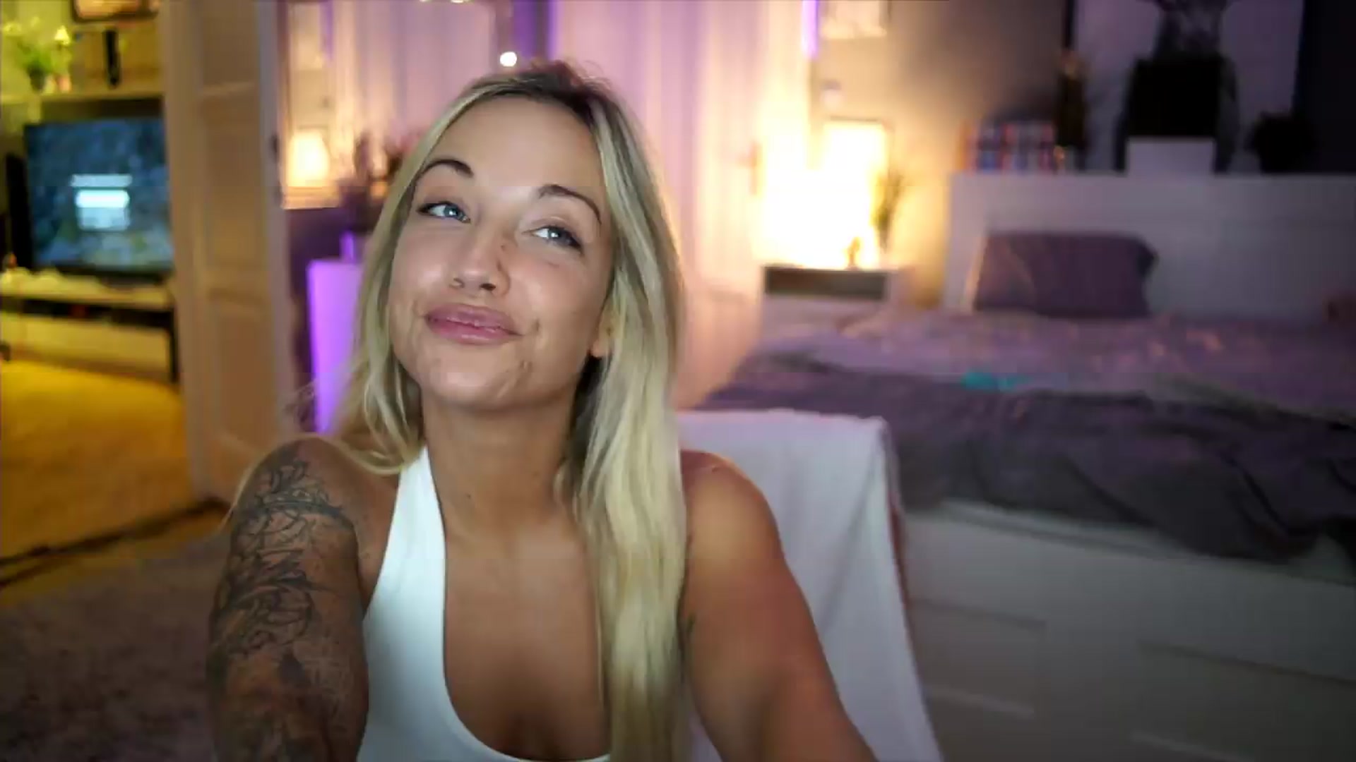 Gallery image thumbnail from Hotangelalli's myfreecams stream on, 08/10/2026, 24:52 image 10 of 20