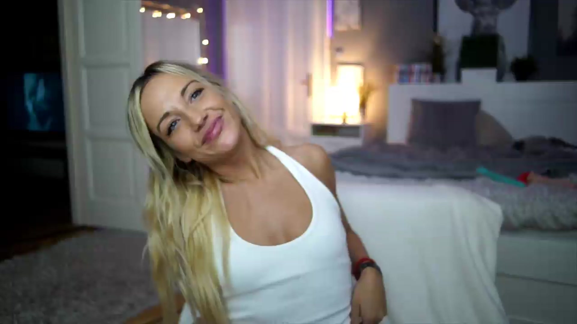 Gallery image thumbnail from Hotangelalli's myfreecams stream on, 08/26/2026, 03:43 image 13 of 20