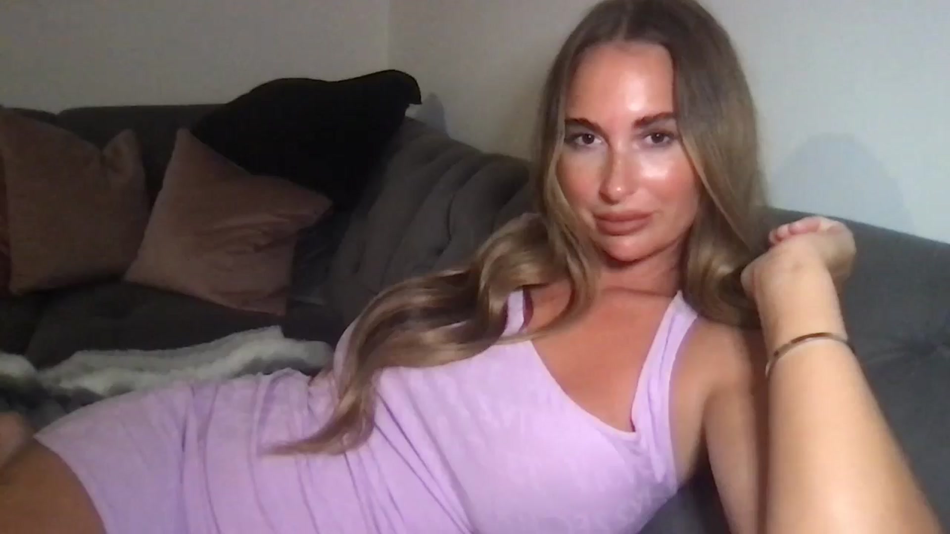 Gallery image thumbnail from Hotmama5's myfreecams stream on, 08/20/2025, 21:01 image 16 of 20