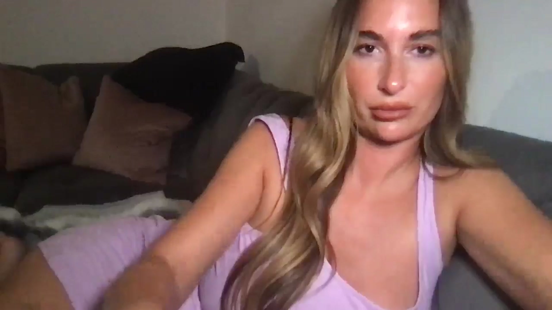 Gallery image thumbnail from Hotmama5's myfreecams stream on, 08/20/2025, 21:01 image 18 of 20