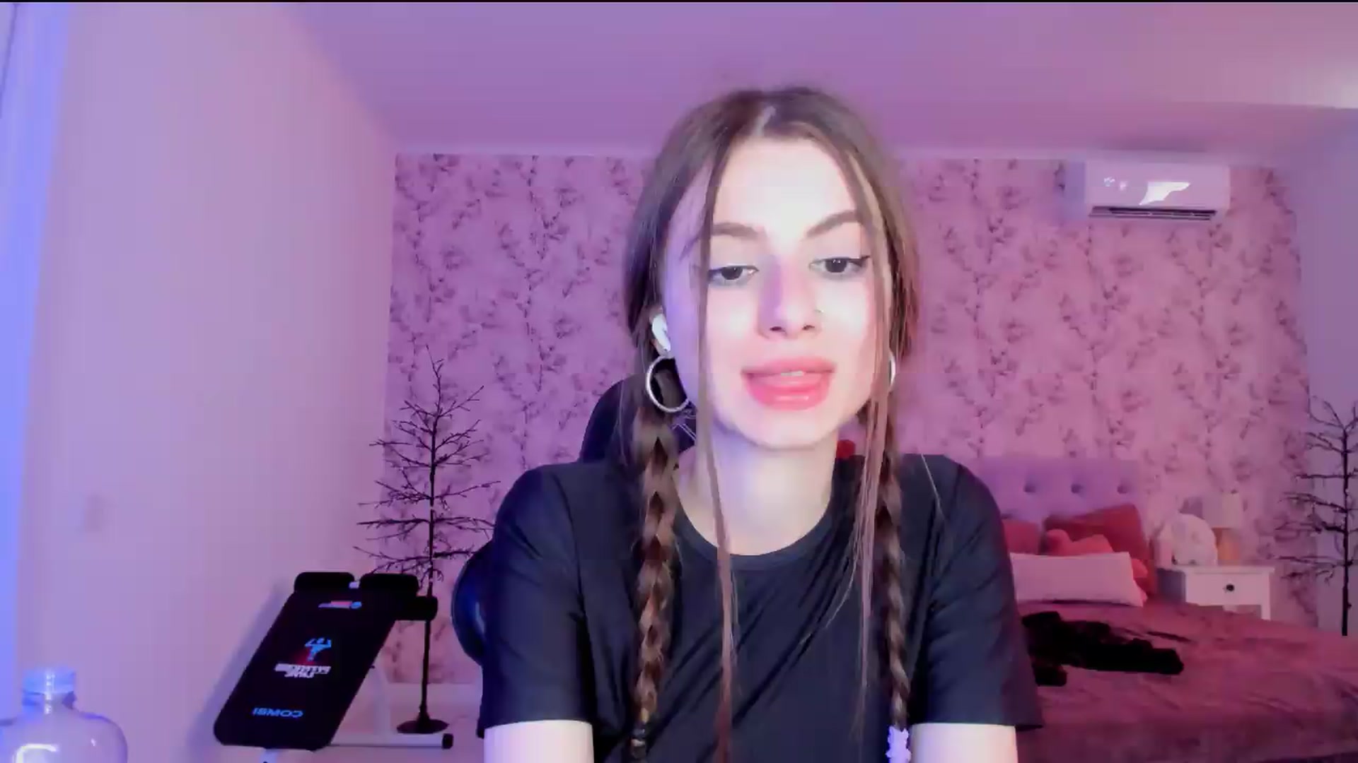 Gallery image thumbnail from Hotmolly_'s myfreecams stream on, 08/10/2026, 06:26 image 1 of 20