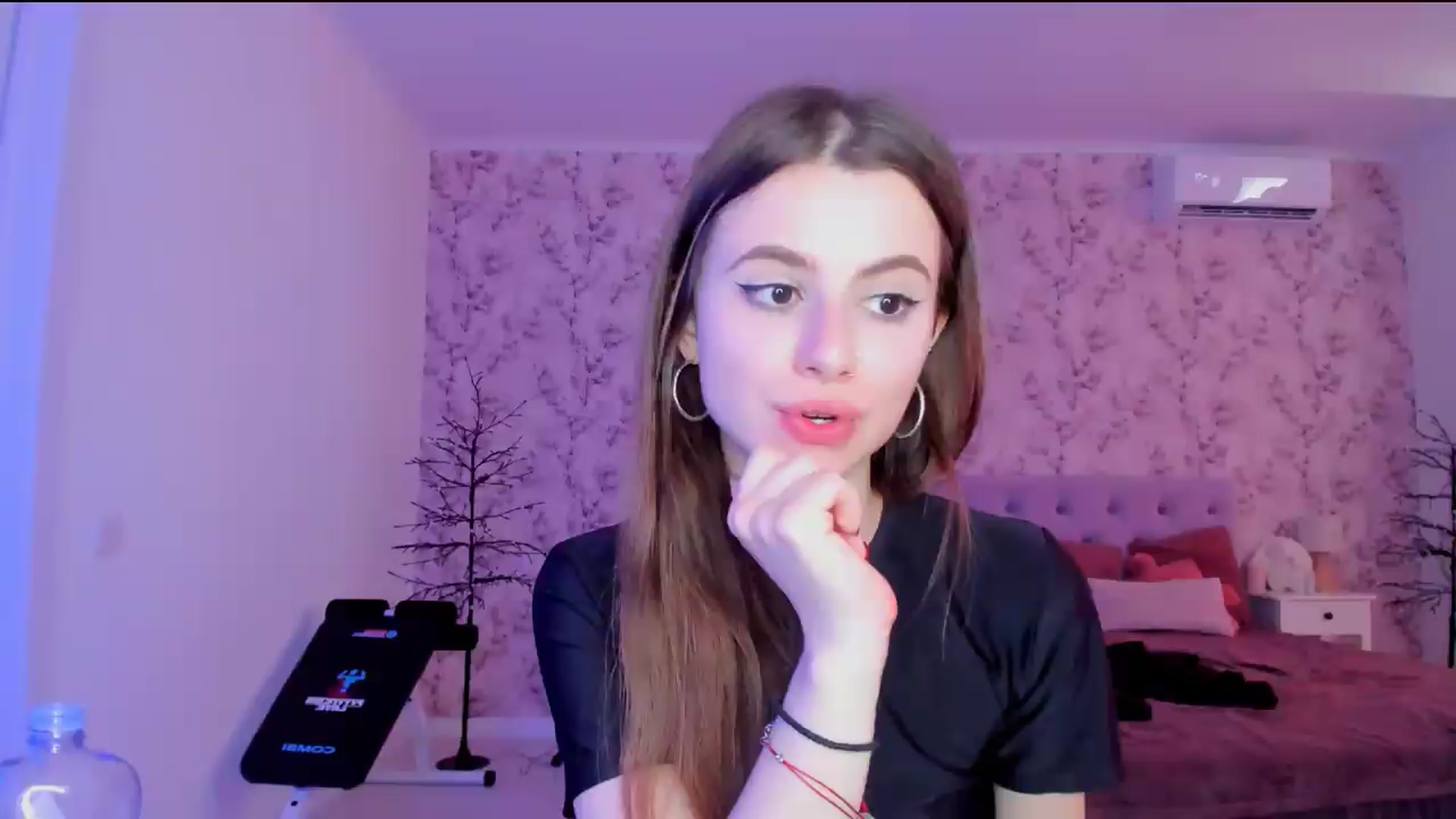 Gallery image thumbnail from Hotmolly_'s myfreecams stream on, 08/10/2026, 06:26 image 11 of 20
