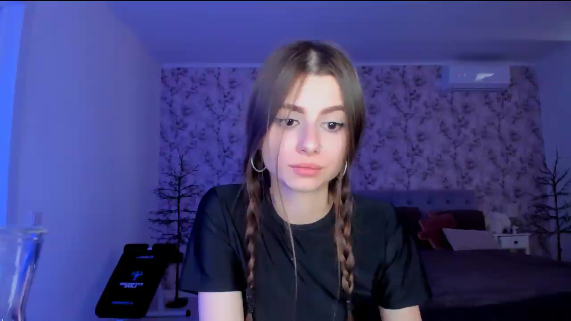 Gallery image thumbnail from Hotmolly_'s myfreecams stream on, 08/12/2026, 16:31 image 17 of 20
