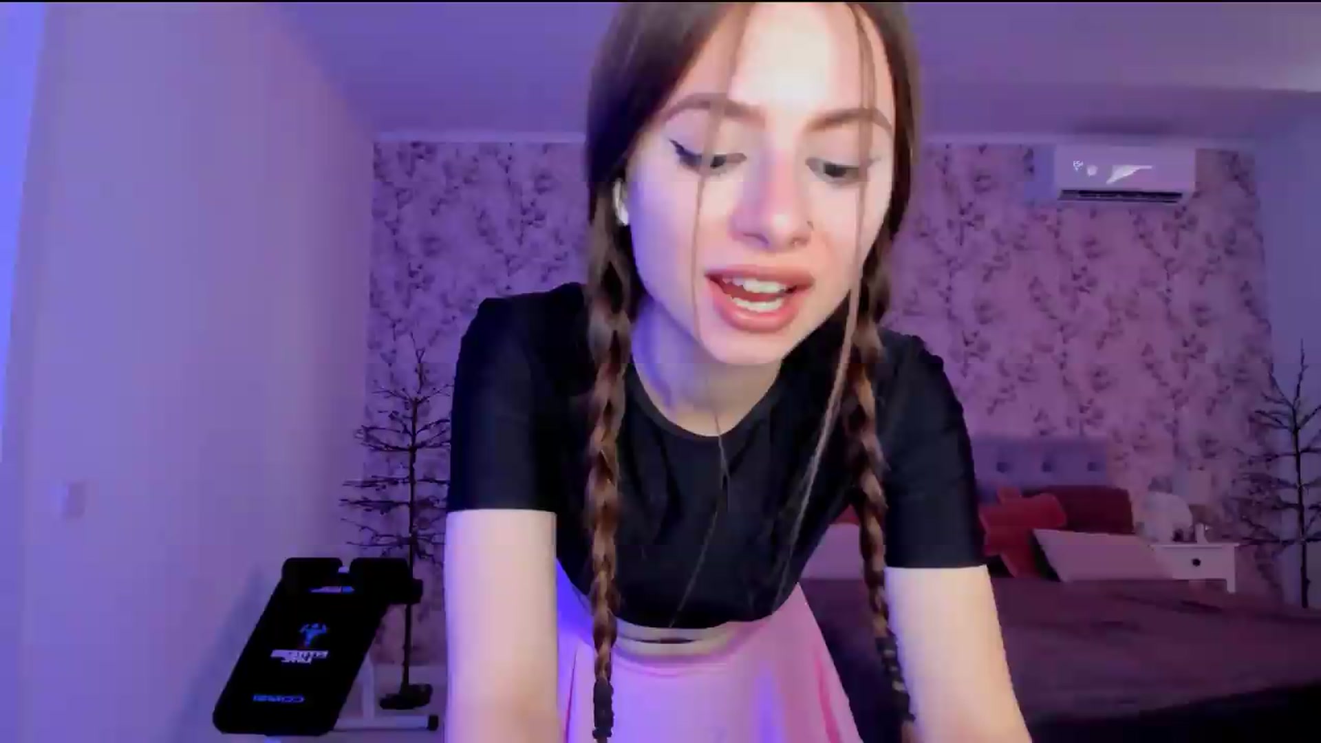 Gallery image thumbnail from Hotmolly_'s myfreecams stream on, 08/13/2026, 10:44 image 10 of 20