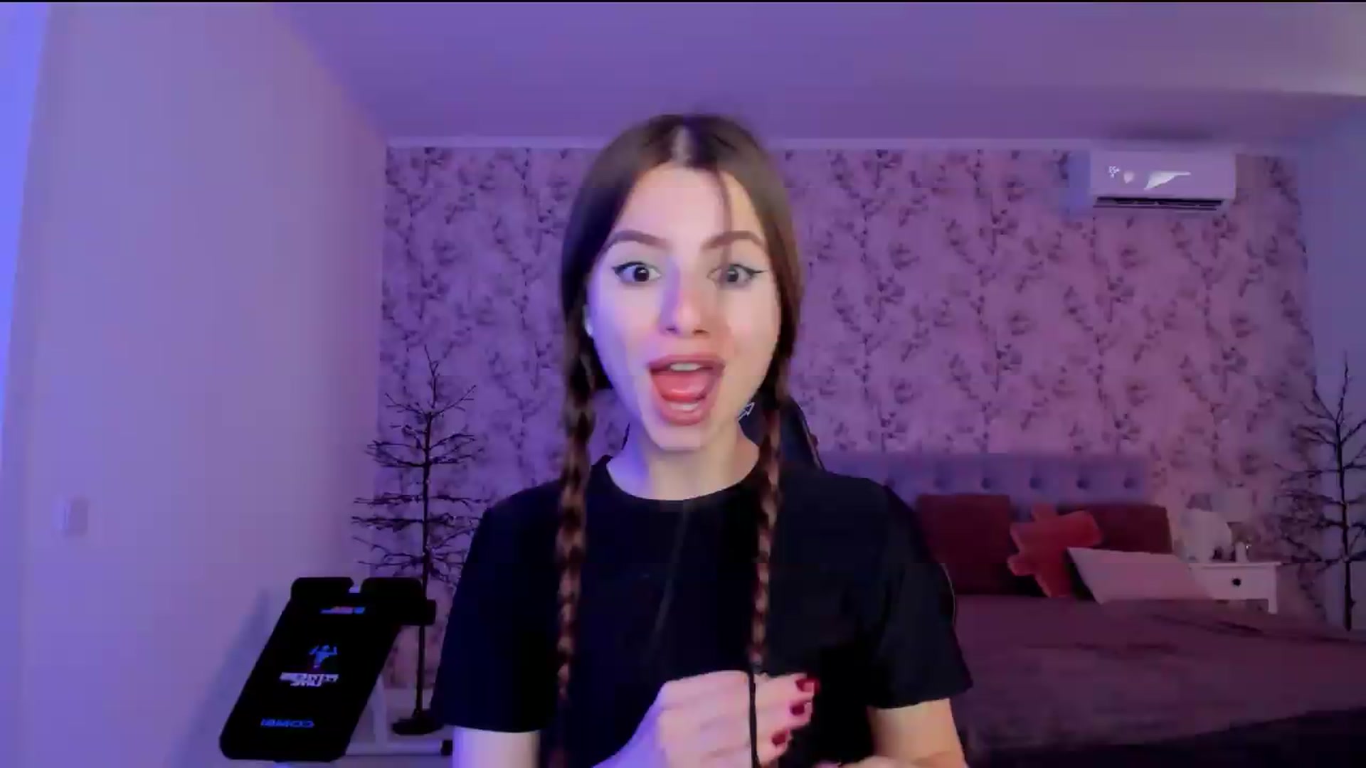 Gallery image thumbnail from Hotmolly_'s myfreecams stream on, 08/13/2026, 10:44 image 6 of 20
