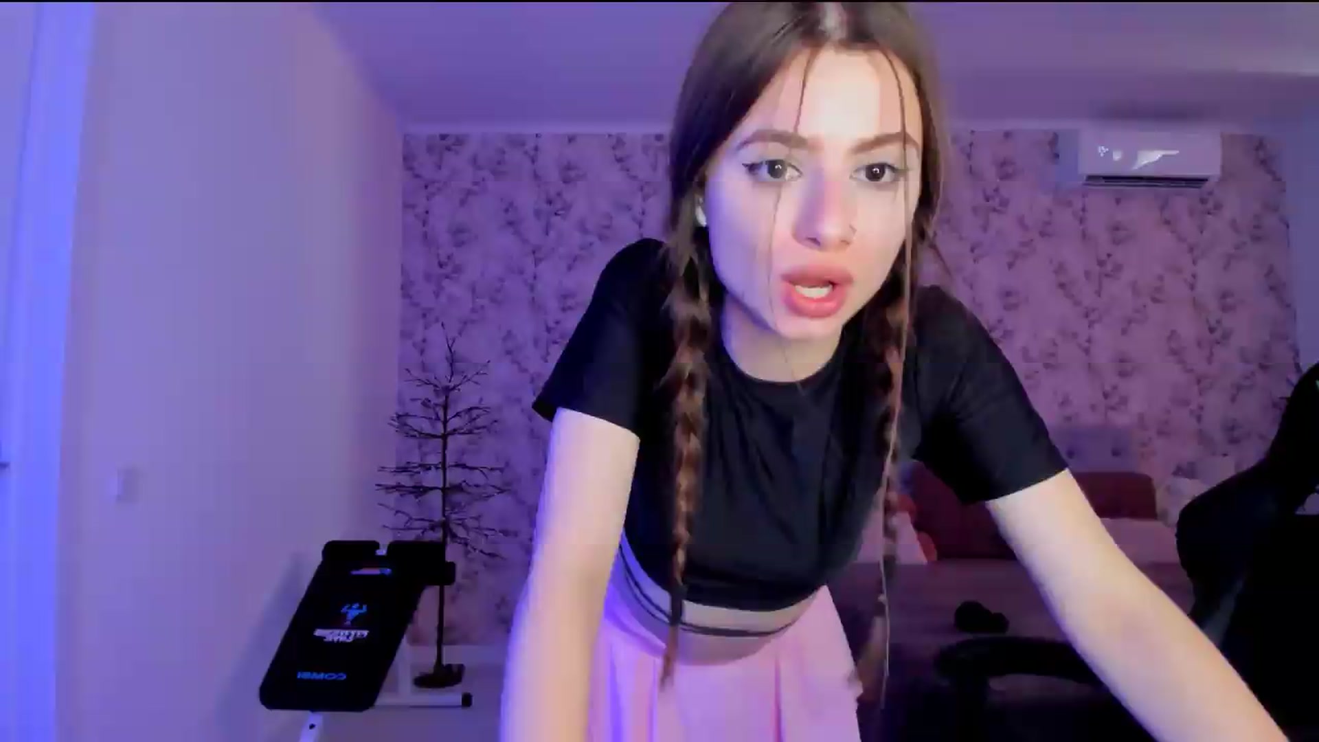 Gallery image thumbnail from Hotmolly_'s myfreecams stream on, 08/13/2026, 12:00 image 9 of 20