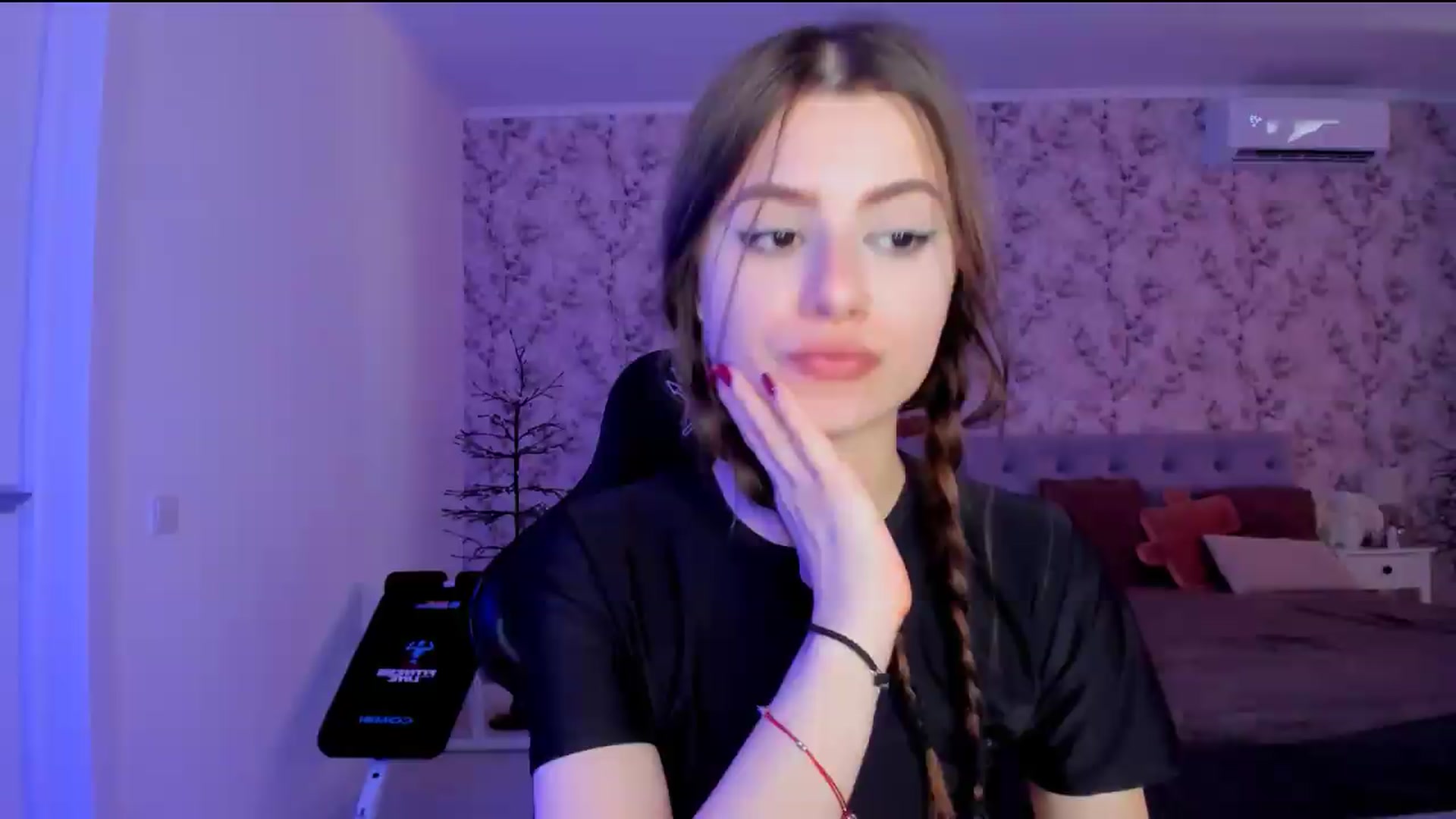 Gallery image thumbnail from Hotmolly_'s myfreecams stream on, 08/13/2026, 12:00 image 12 of 20