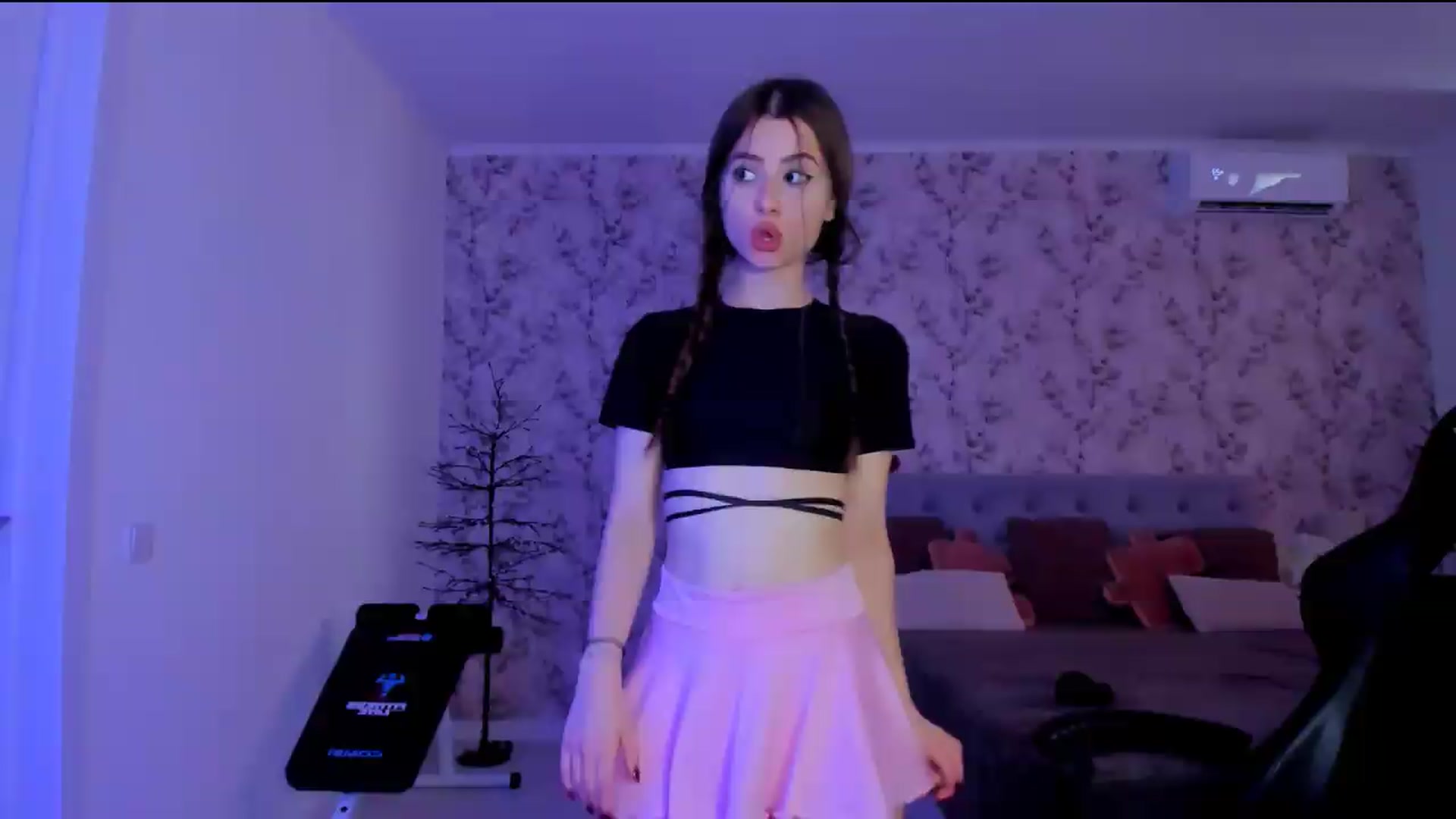 Gallery image thumbnail from Hotmolly_'s myfreecams stream on, 08/13/2026, 12:00 image 5 of 20