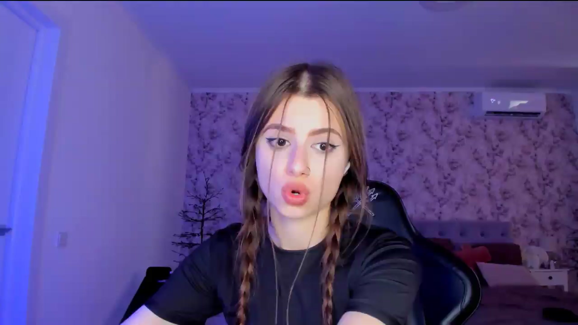 Gallery image thumbnail from Hotmolly_'s myfreecams stream on, 08/13/2026, 16:11 image 5 of 20