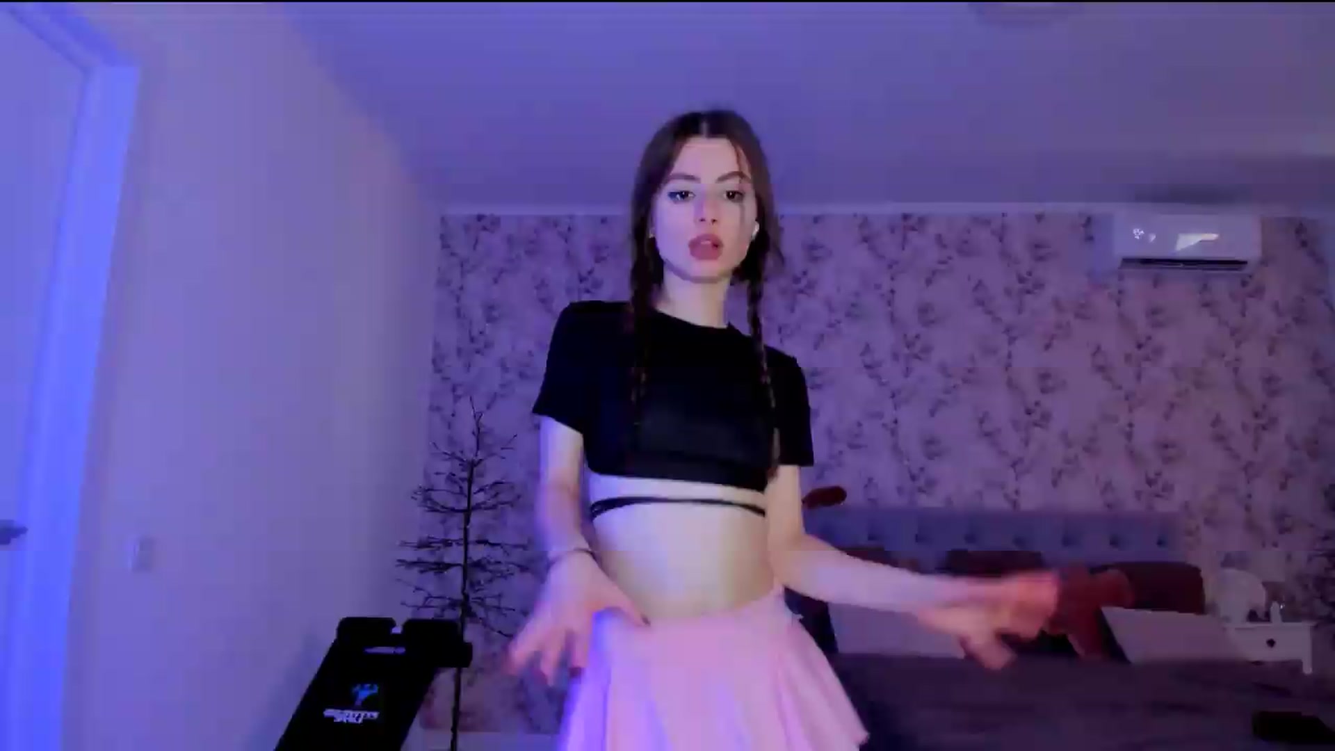 Gallery image thumbnail from Hotmolly_'s myfreecams stream on, 08/13/2026, 16:11 image 3 of 20