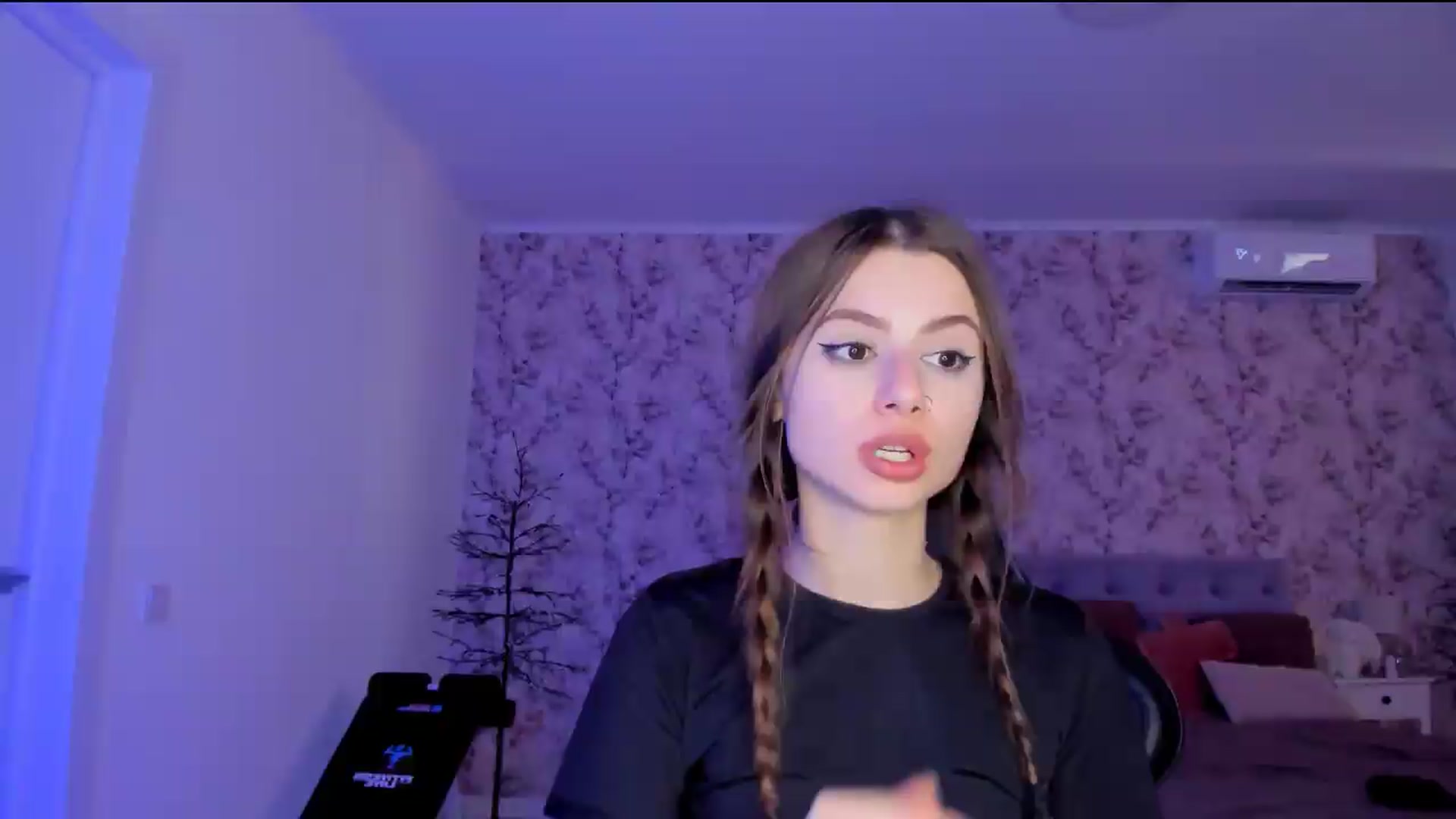 Gallery image thumbnail from Hotmolly_'s myfreecams stream on, 08/13/2026, 16:11 image 4 of 20