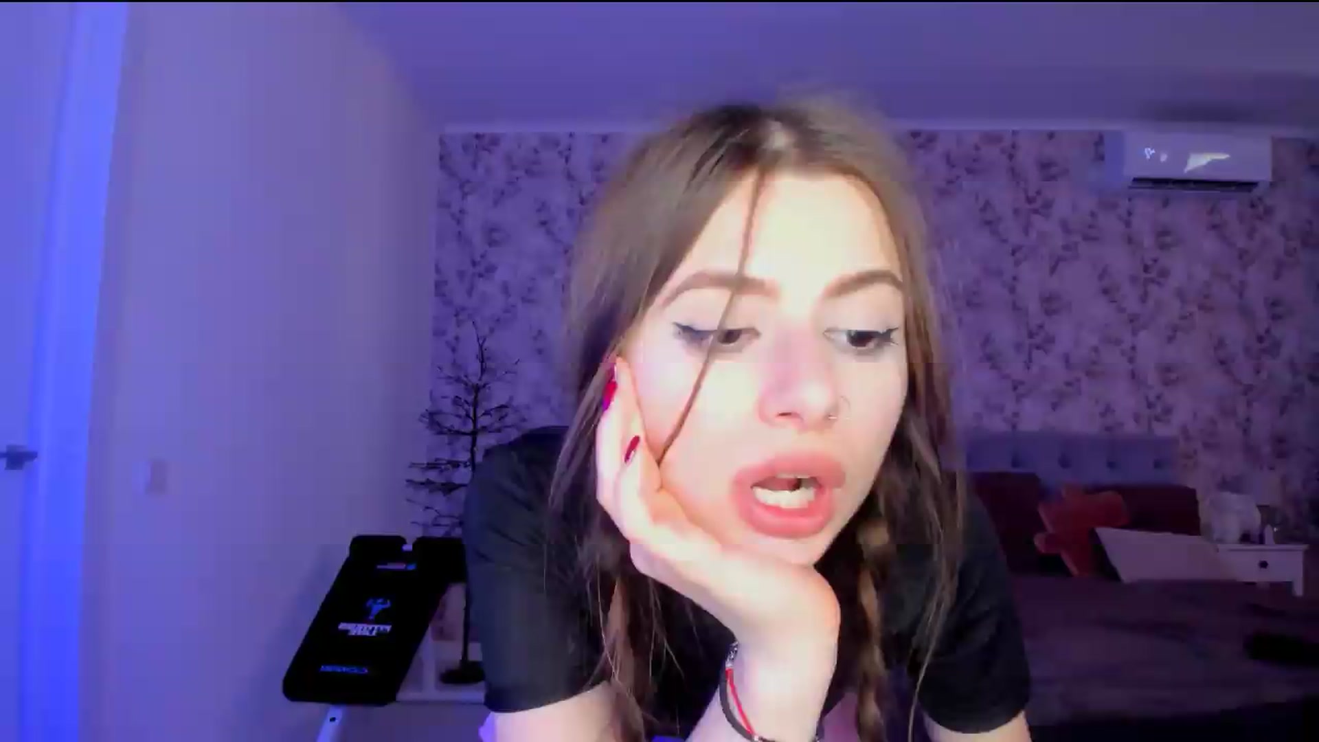 Gallery image thumbnail from Hotmolly_'s myfreecams stream on, 08/13/2026, 16:11 image 12 of 20