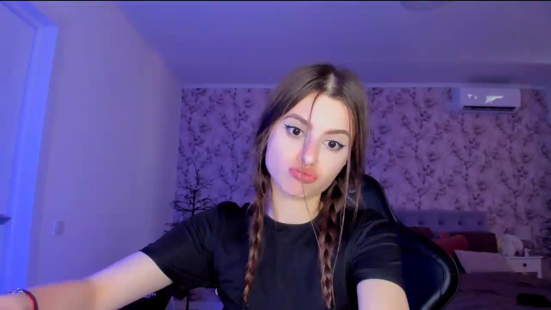 Gallery image thumbnail from Hotmolly_'s myfreecams stream on, 08/13/2026, 16:11 image 6 of 20