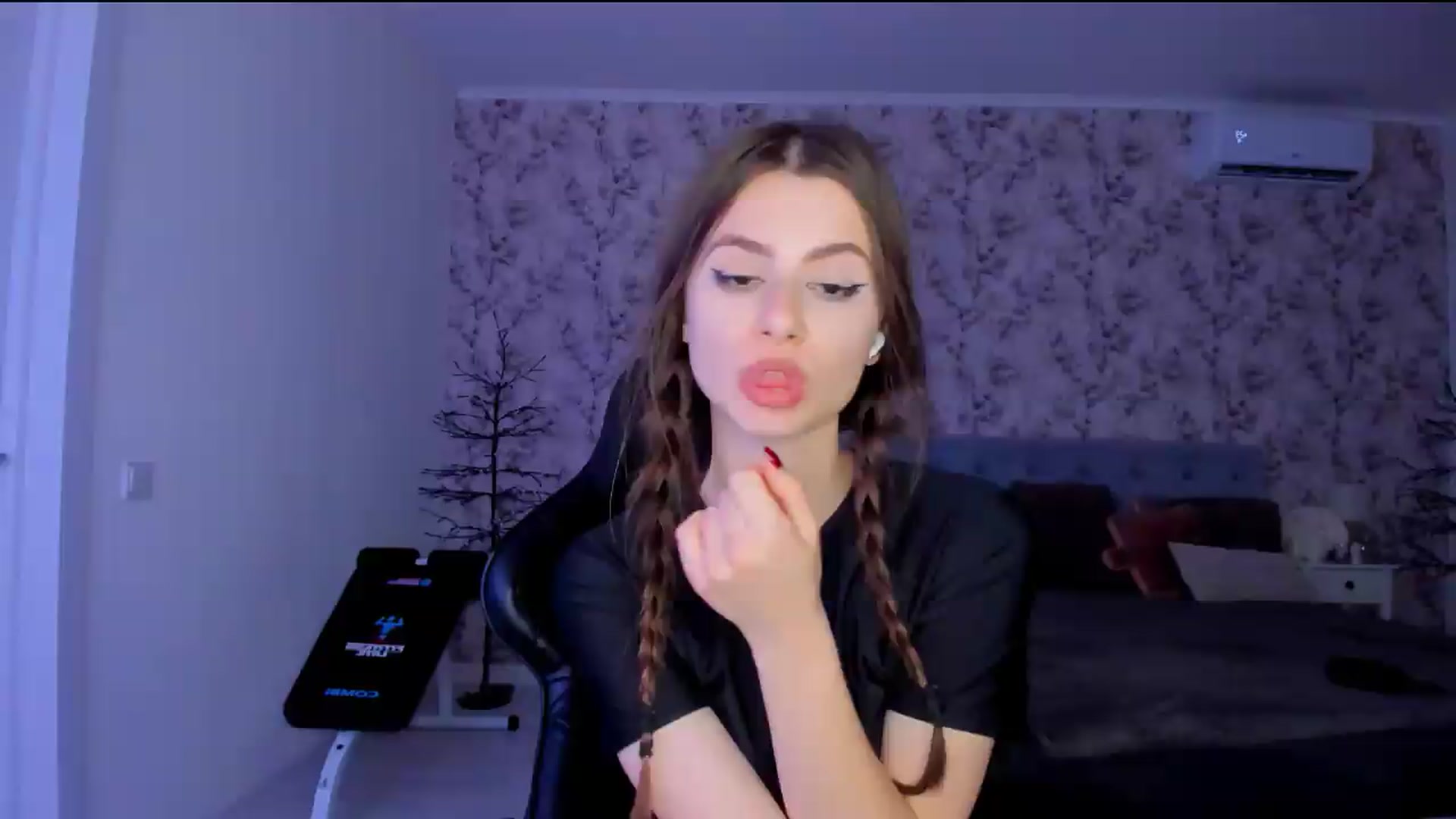 Gallery image thumbnail from Hotmolly_'s myfreecams stream on, 08/13/2026, 17:51 image 4 of 20